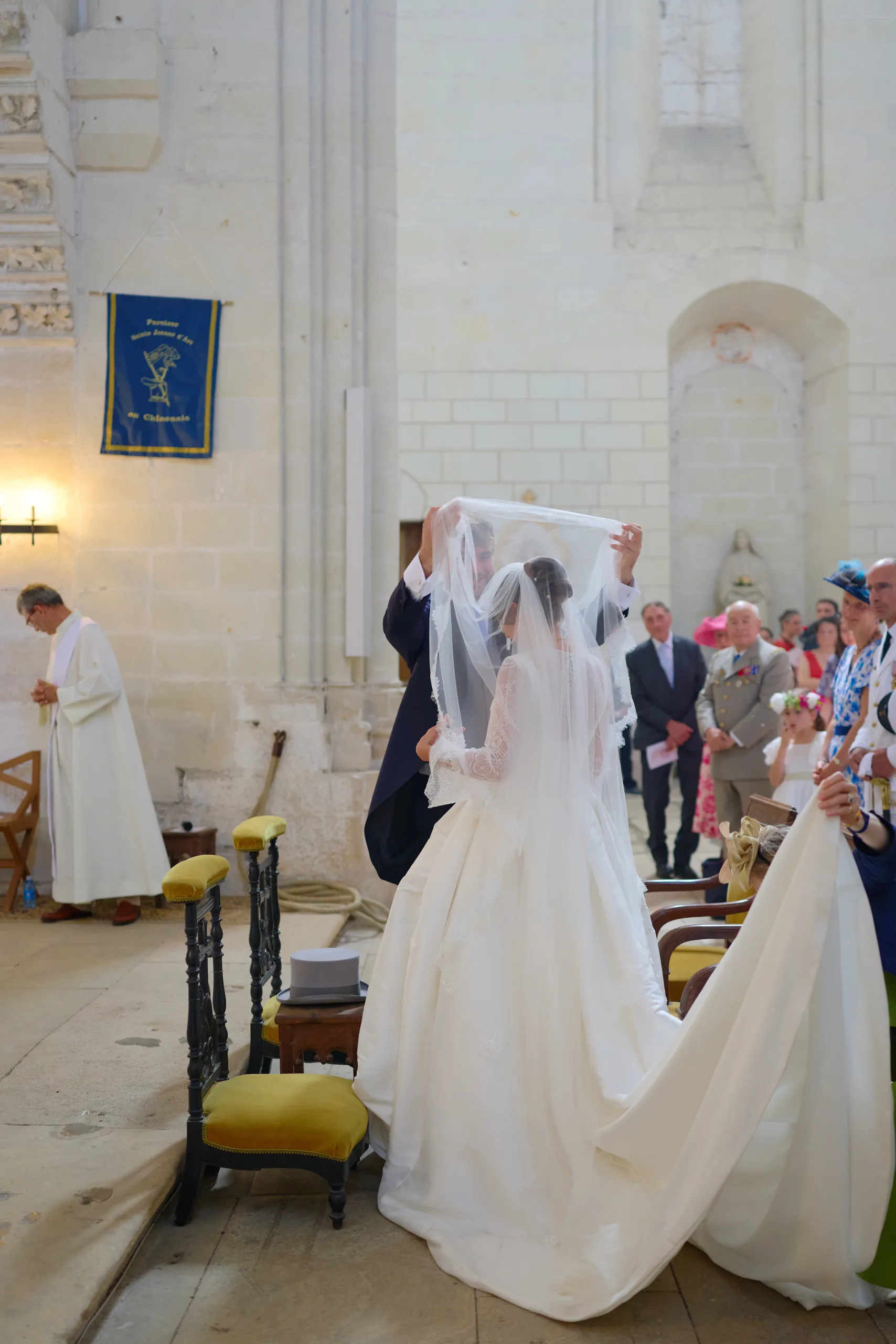 Femme en robe blanche avançant dans l’allée de l’église