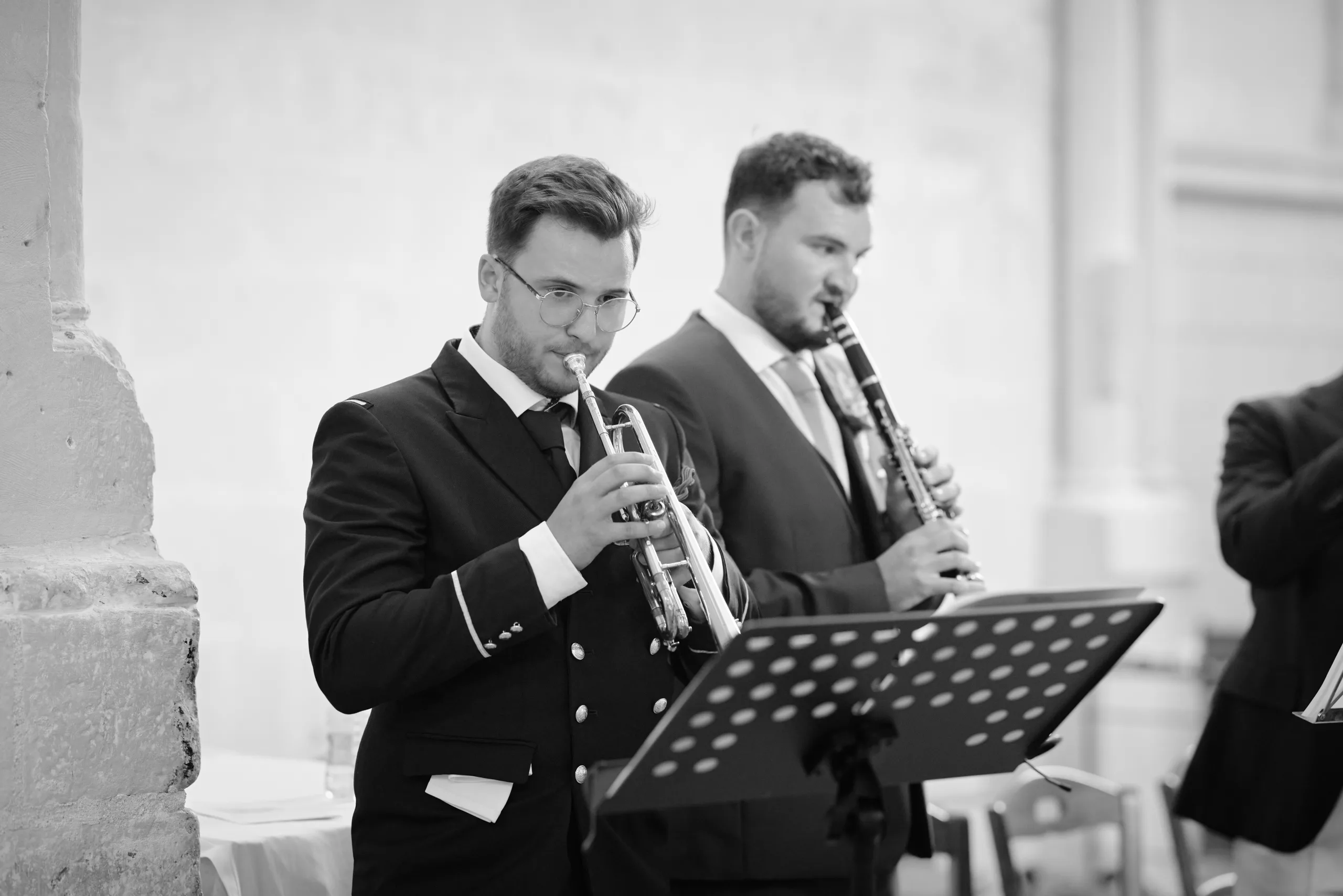 Deux musiciens jouant dans l’église, en noir et blanc