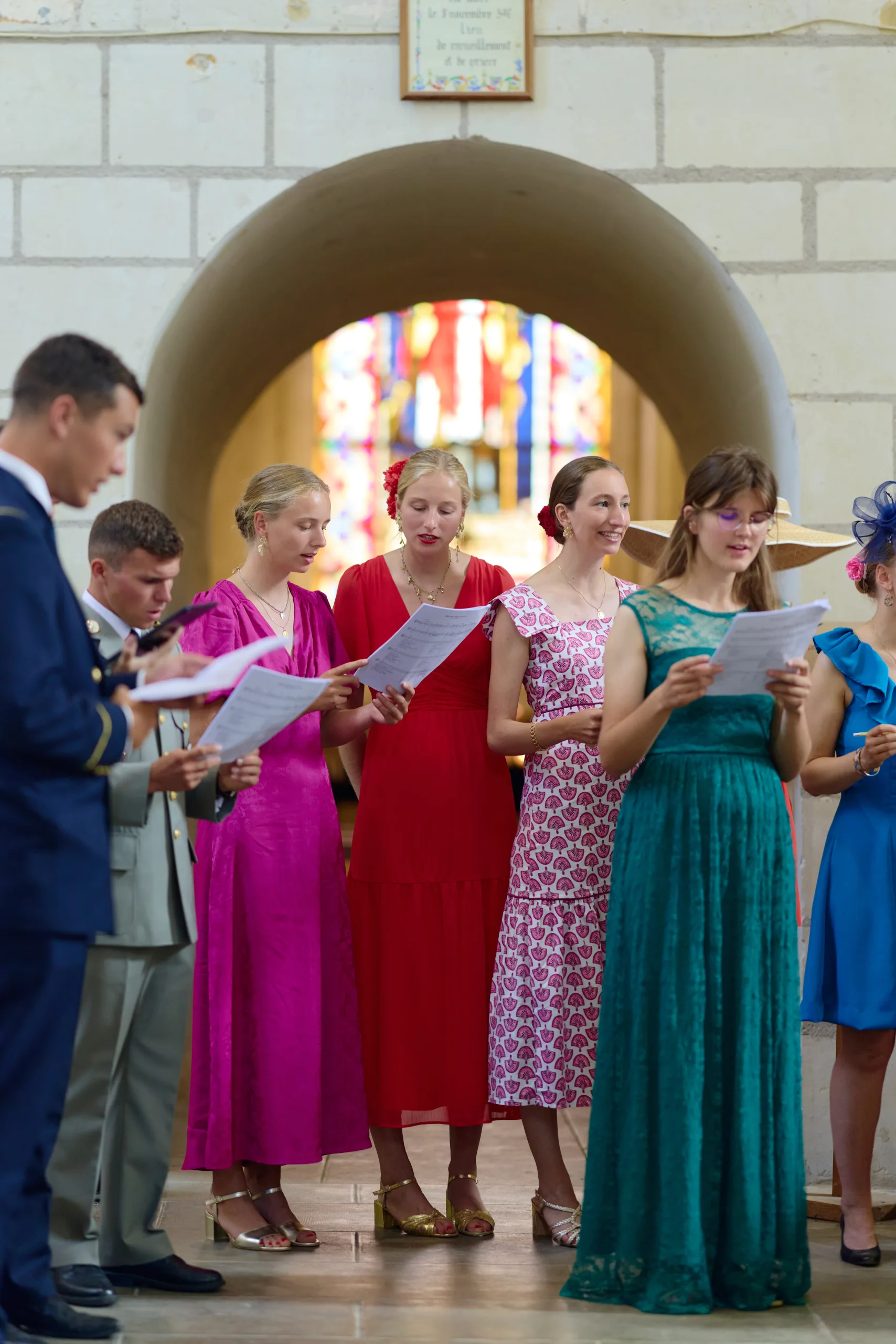 Groupe de femmes en robes colorées sous le porche