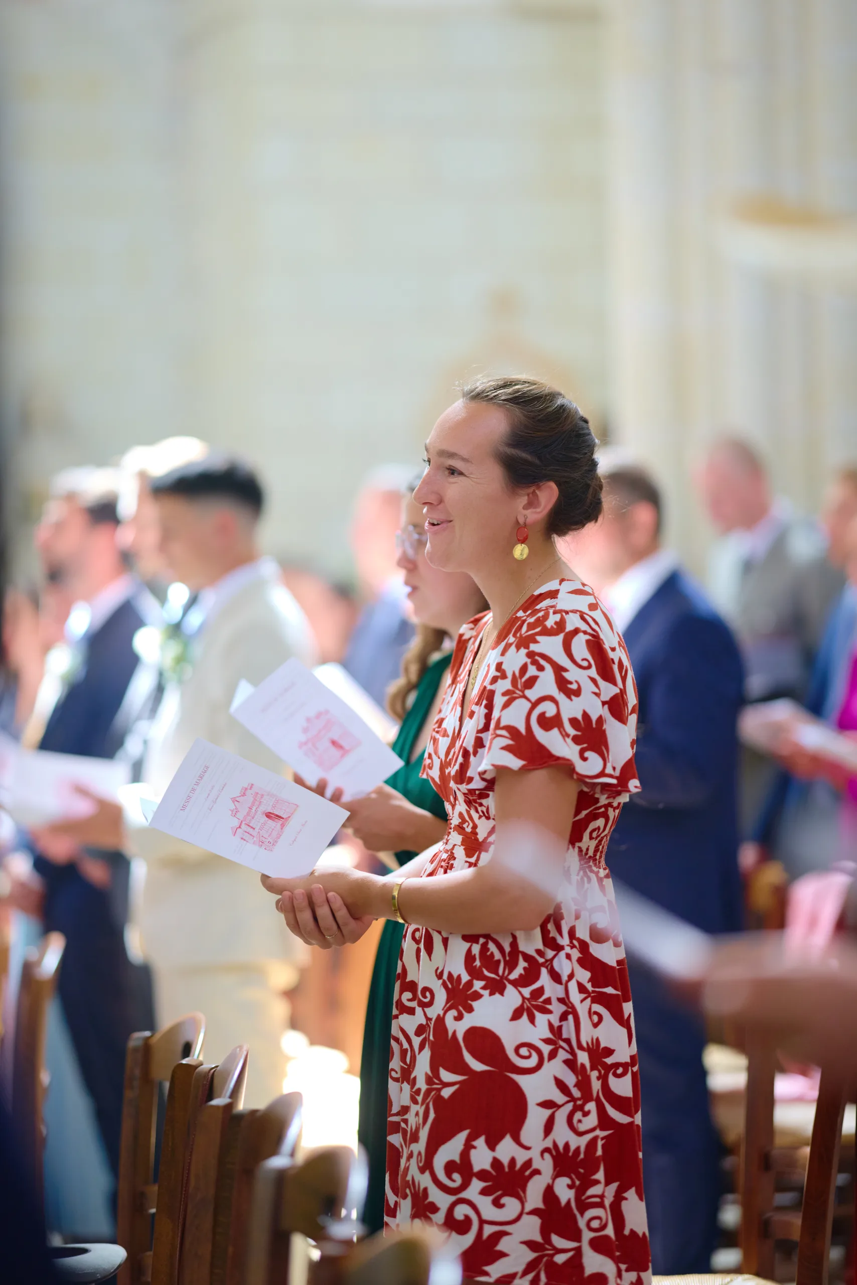 Invitée lisant un livret pendant la cérémonie