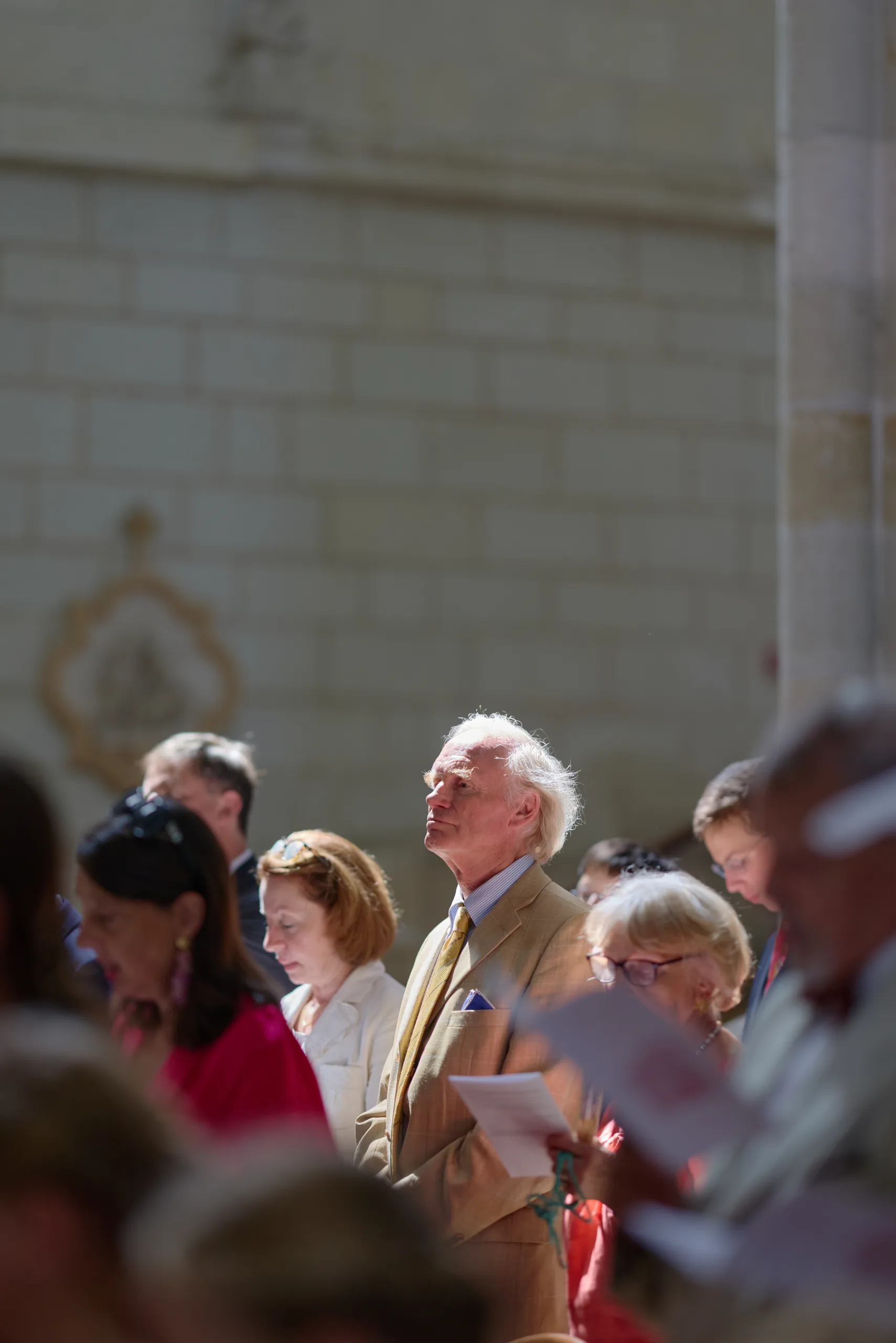 Un homme photographie la cérémonie dans l’église