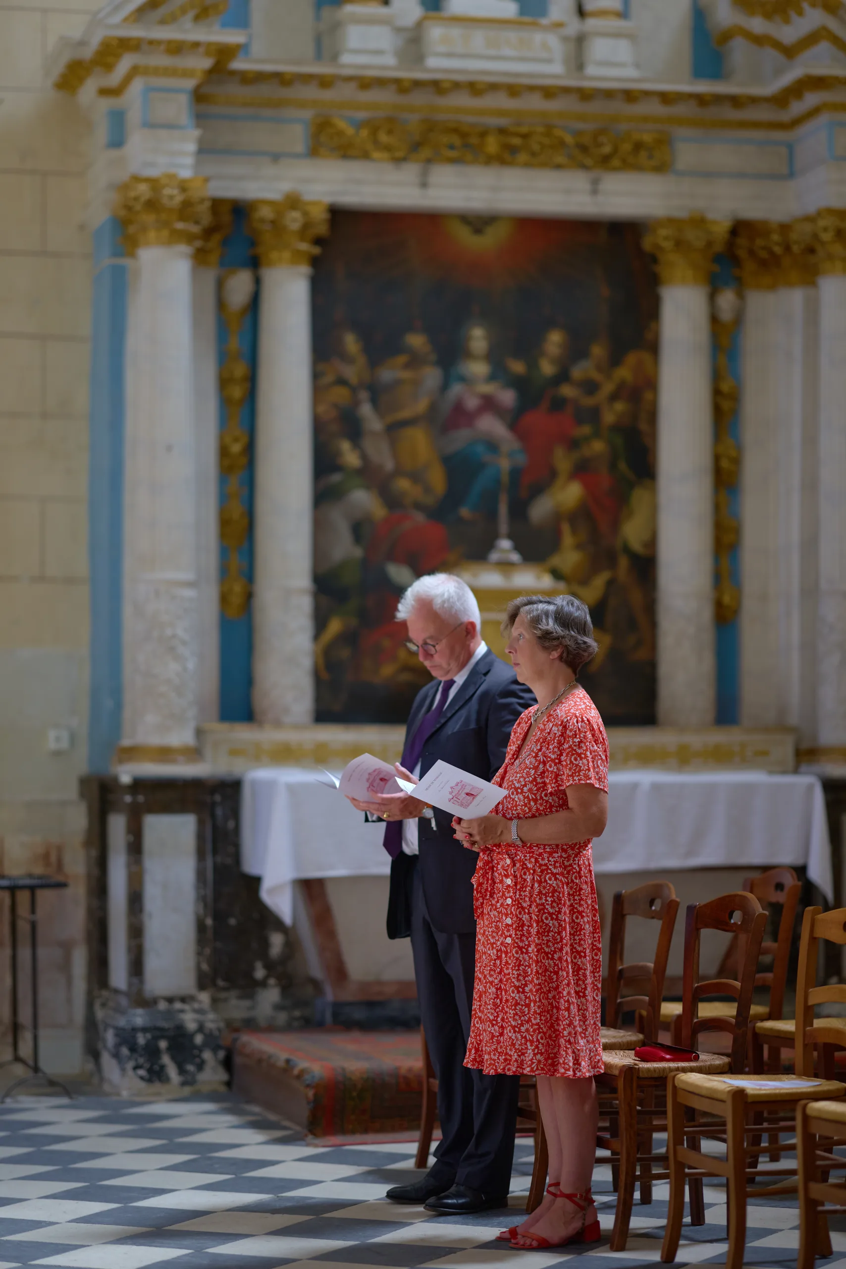 Un homme et une femme au pupitre