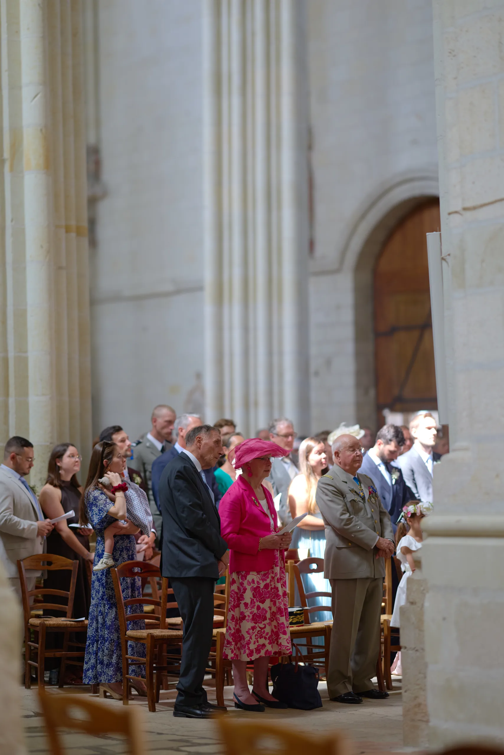 Invités réunis près de l’autel