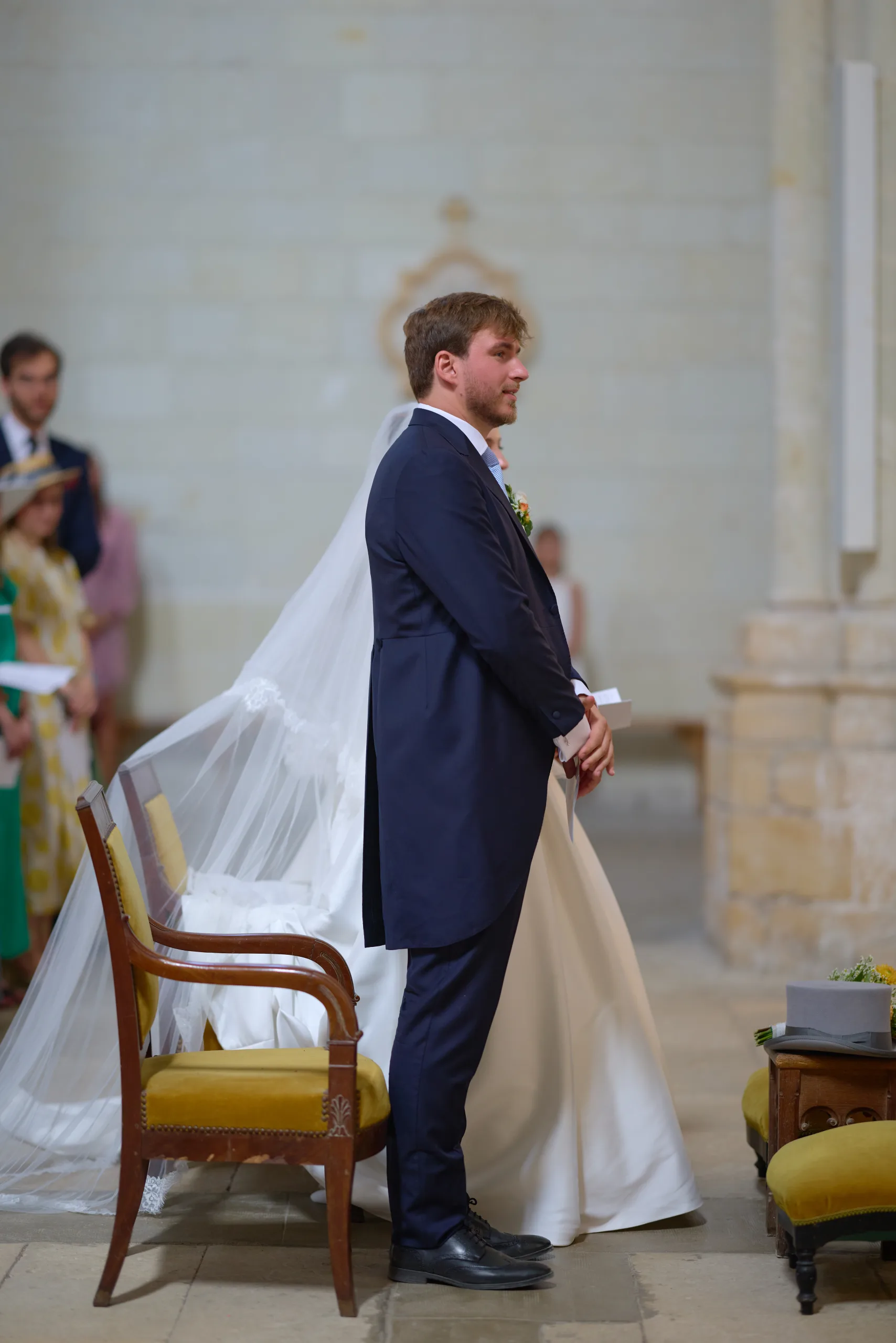 Femme en robe blanche debout près d’une chaise dans l’église