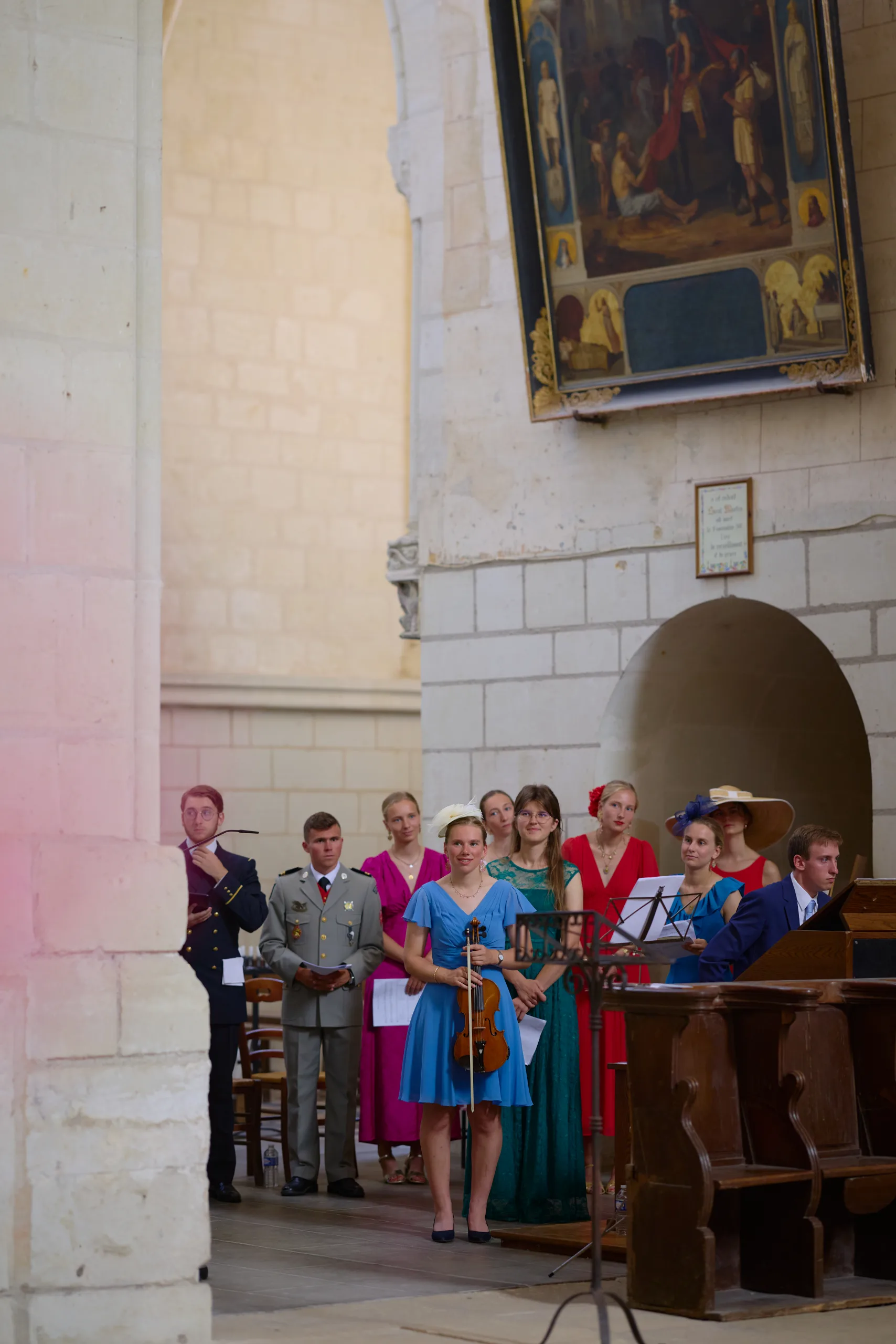 Invités entrant dans l’église