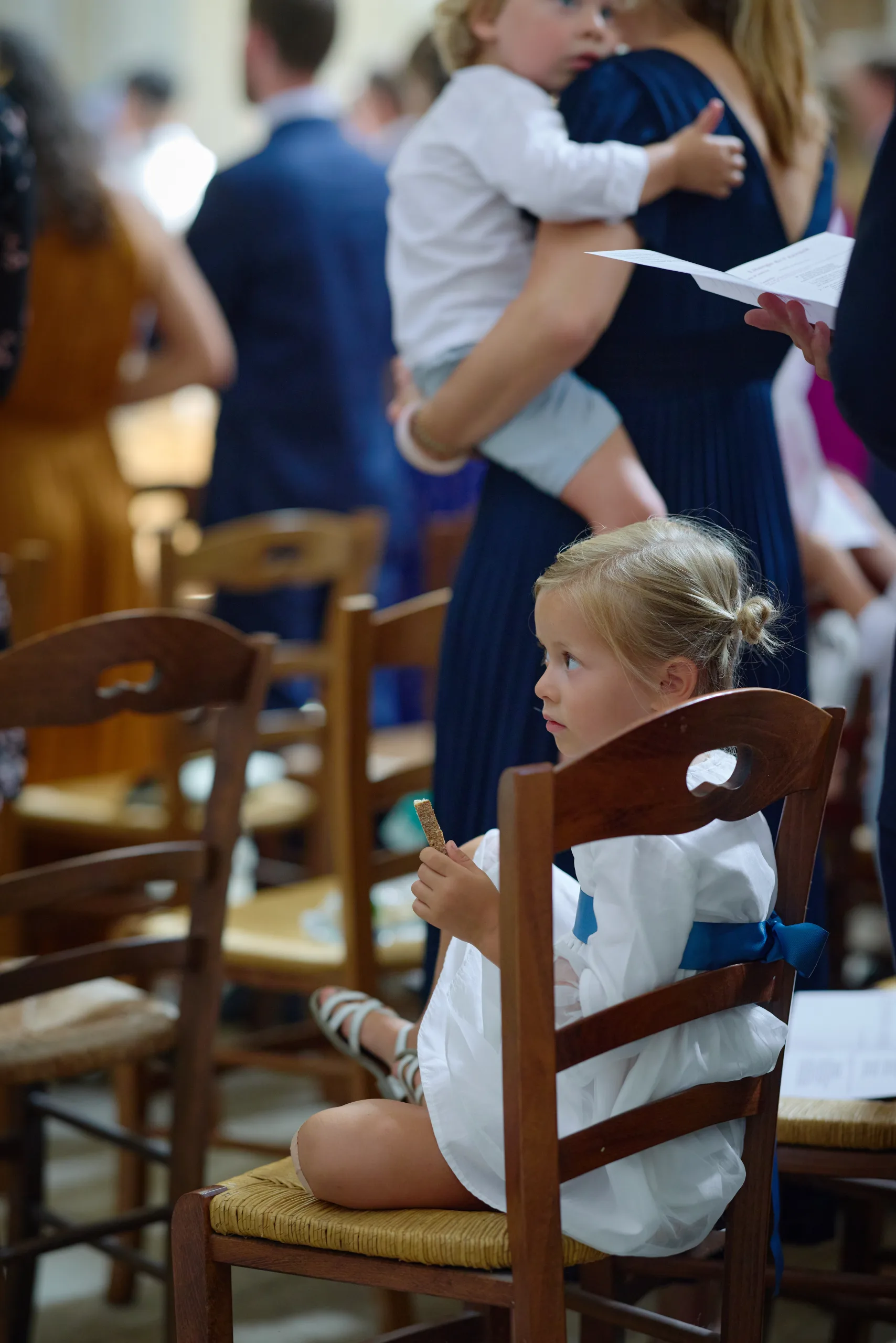 Enfant assis sur une chaise pendant la cérémonie