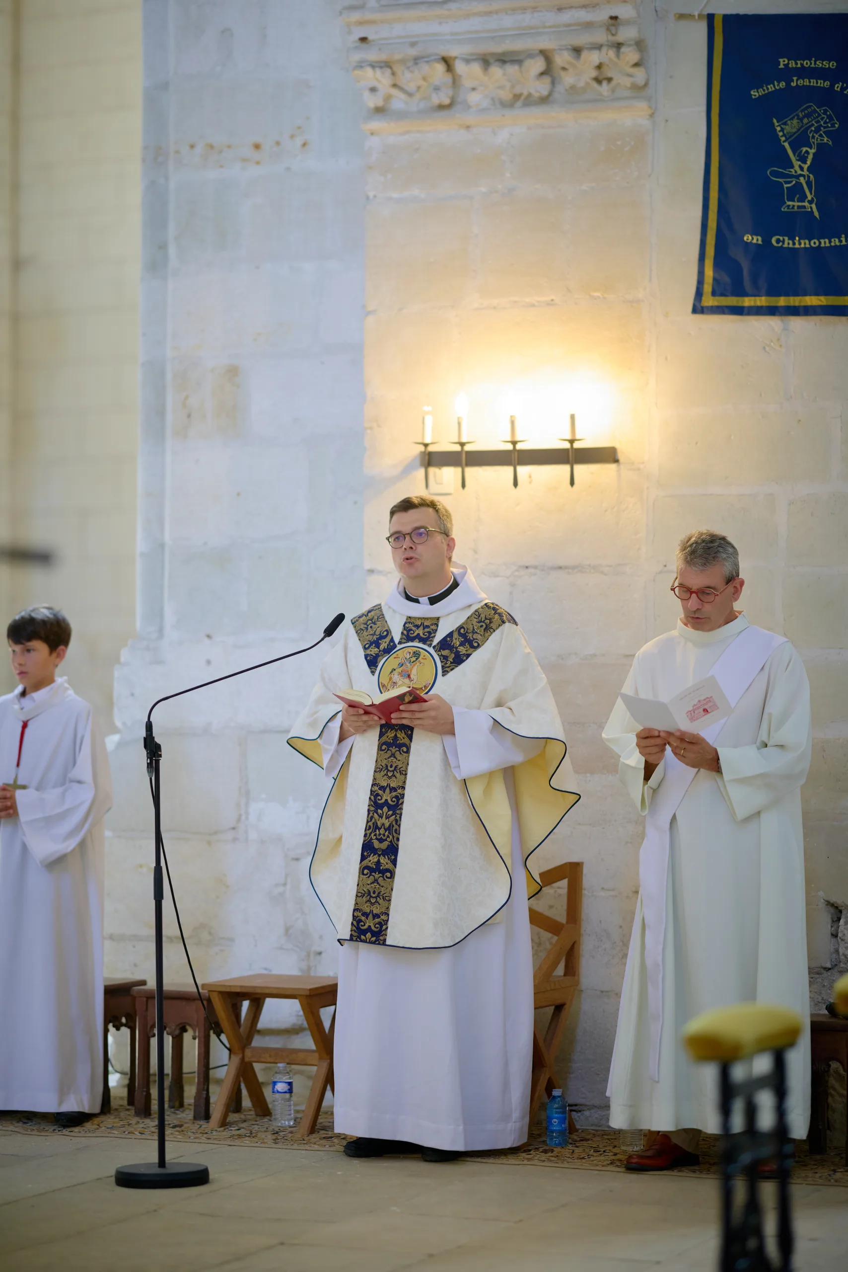 Prêtres réunis à l’autel pendant la messe