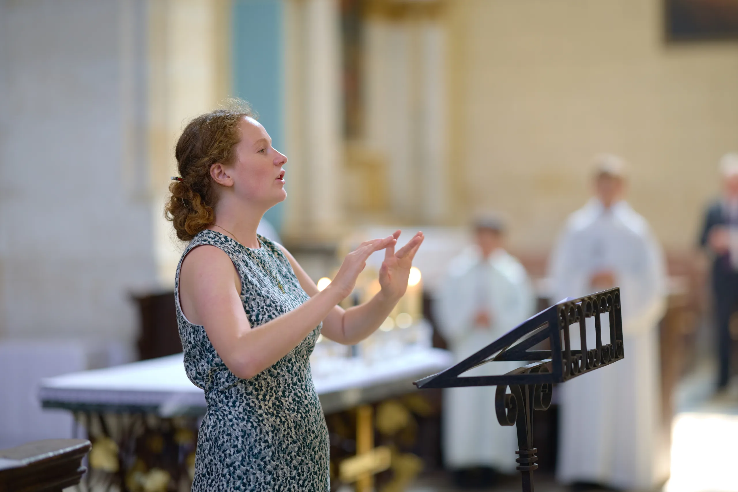 Femme lisant au pupitre dans l’église