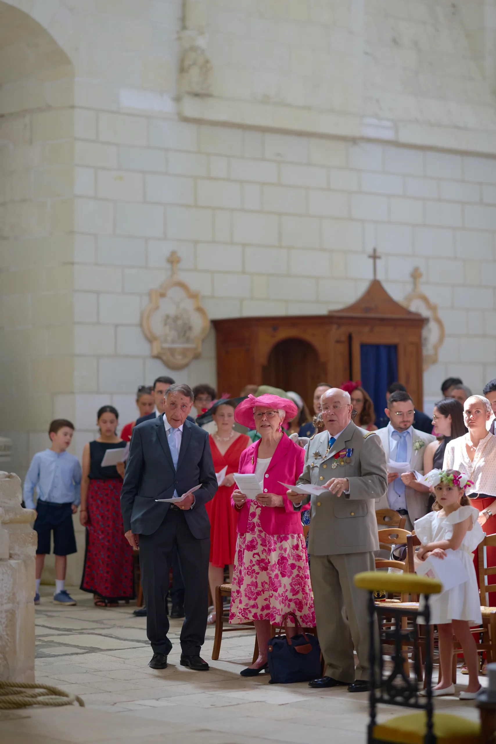Les invités debout dans l’église