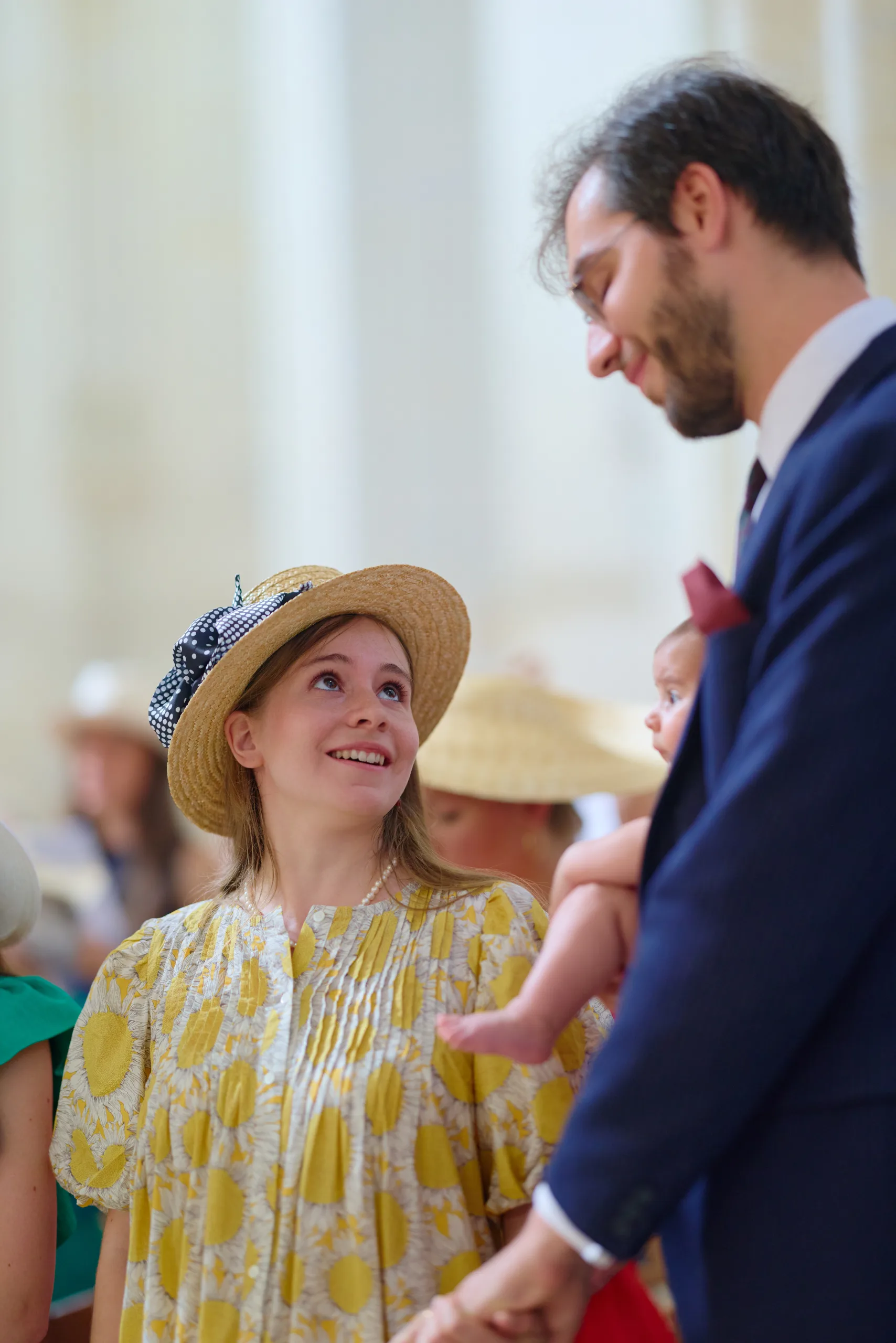 Femme en chapeau jaune échangeant avec un homme
