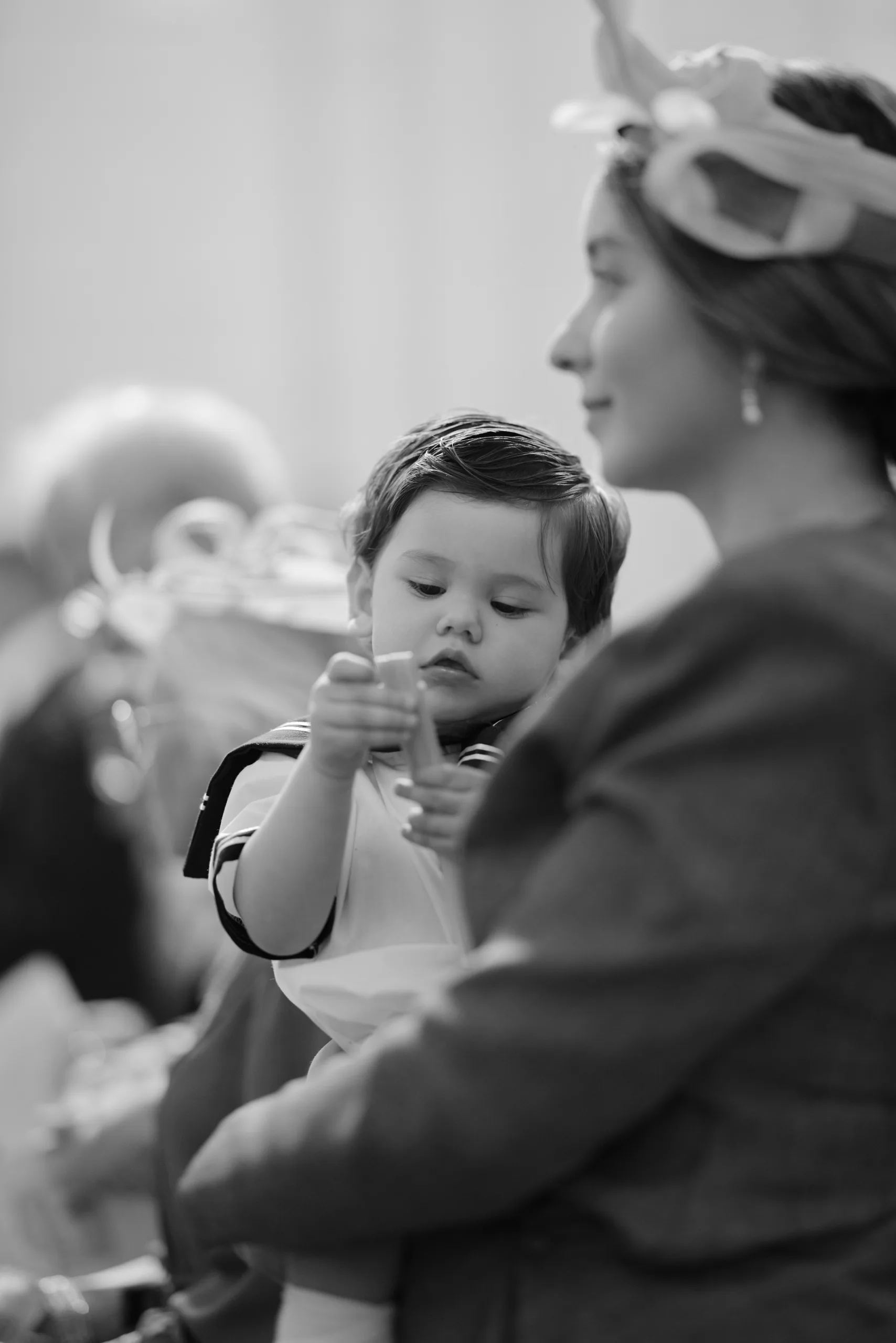 Femme tenant un bébé, en noir et blanc