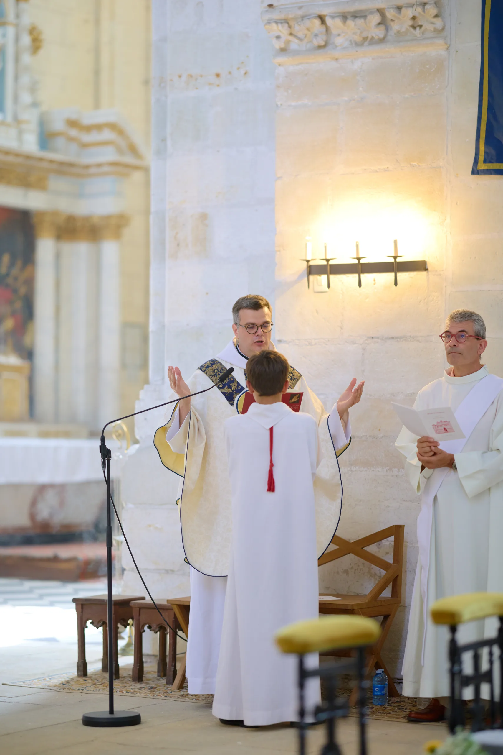 Prêtre célébrant la messe à l’autel