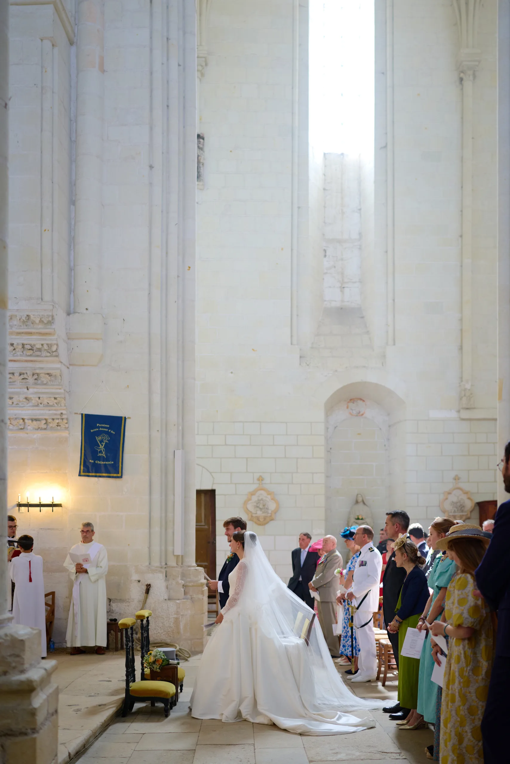 Femme en robe blanche entrant dans l’église