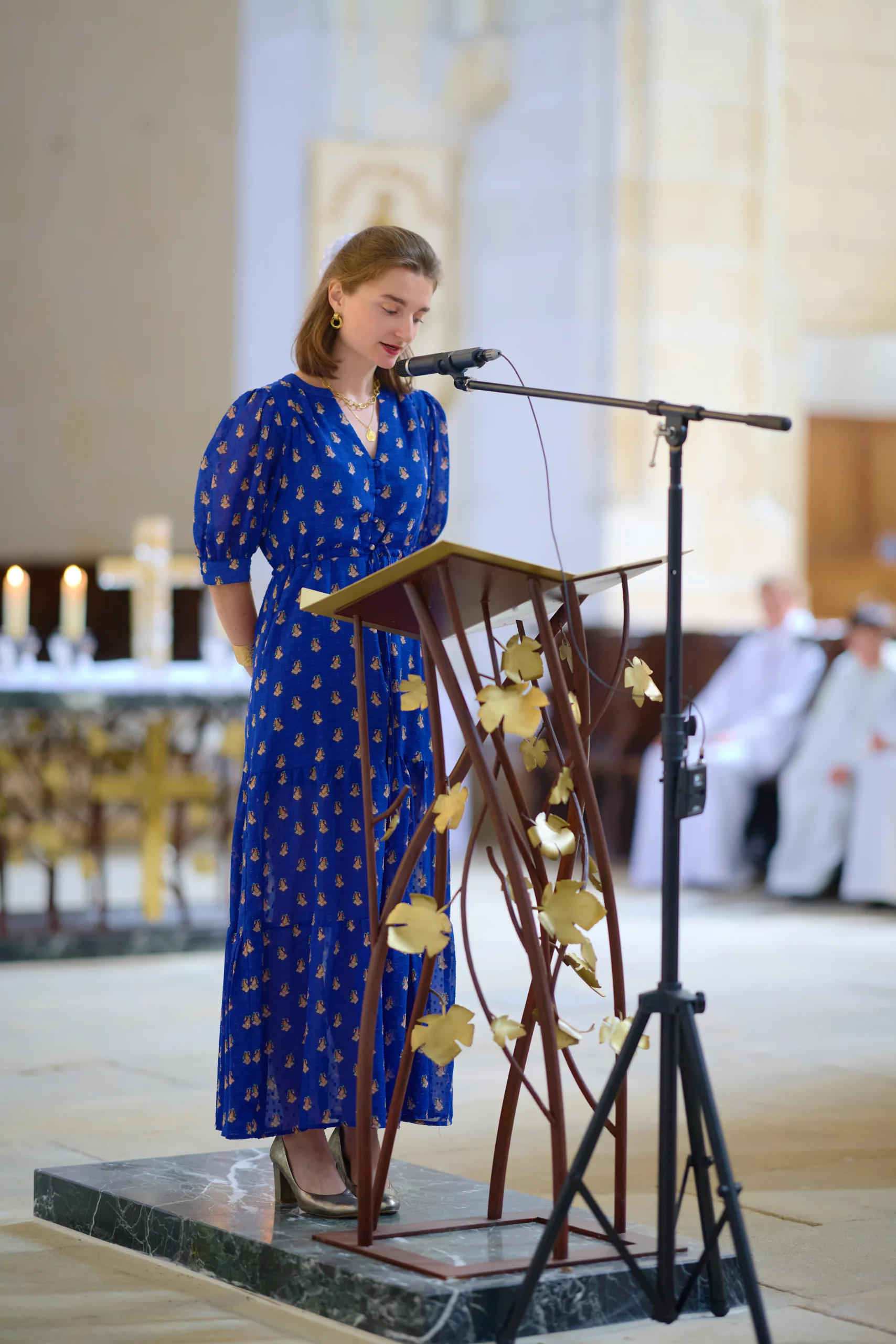 Femme parlant au pupitre dans l’église
