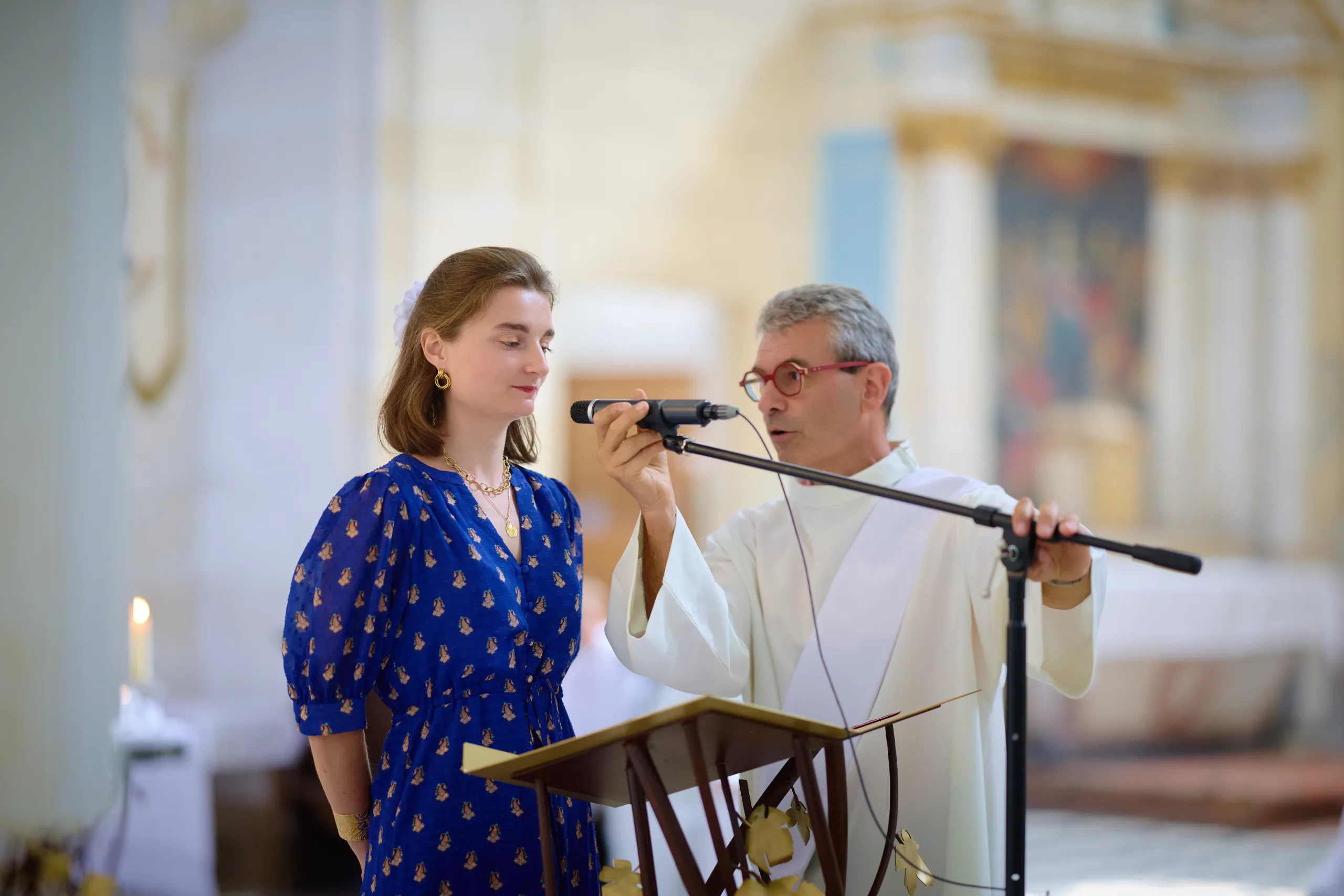Femme et prêtre lisant ensemble au pupitre