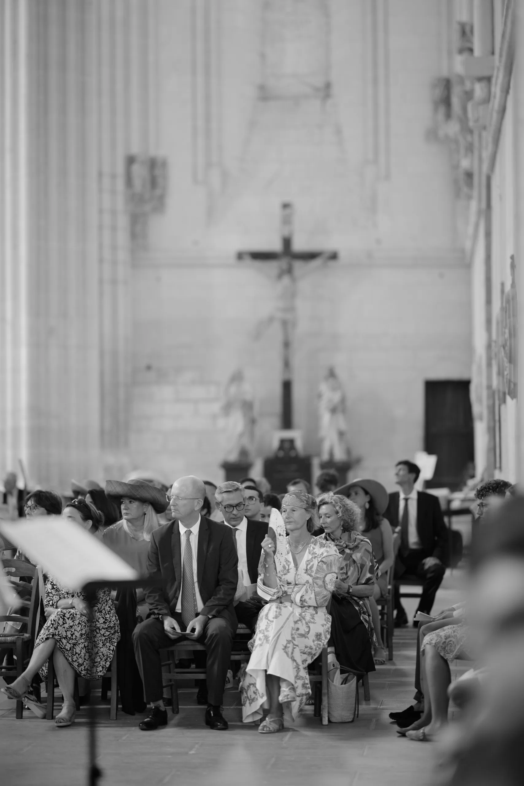 Invités assis dans l’église, en noir et blanc