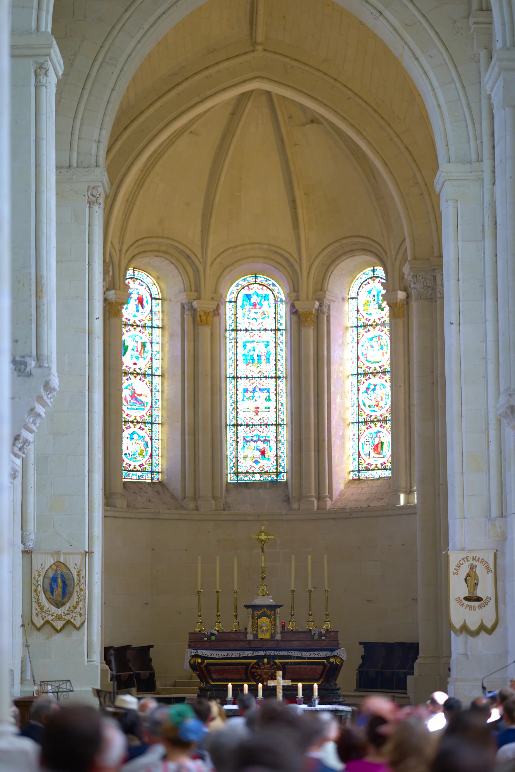 Vue de la nef et de l’autel de l’église