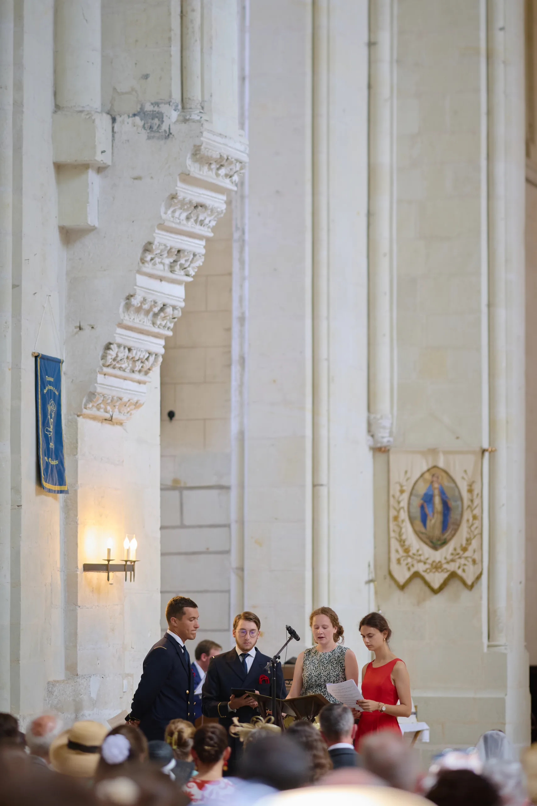 Invités assis dans l’église
