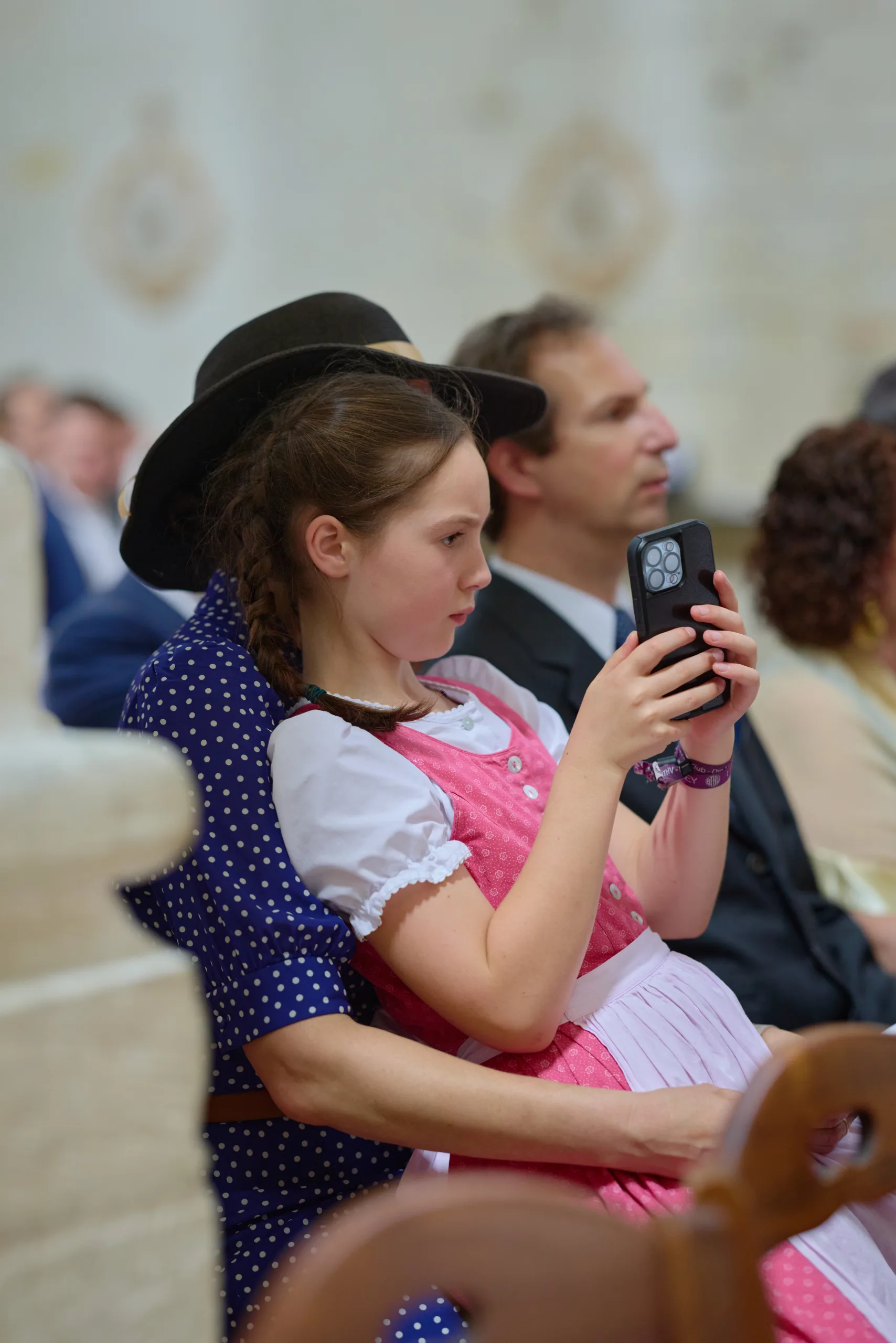 Enfant lisant un livret dans l’église