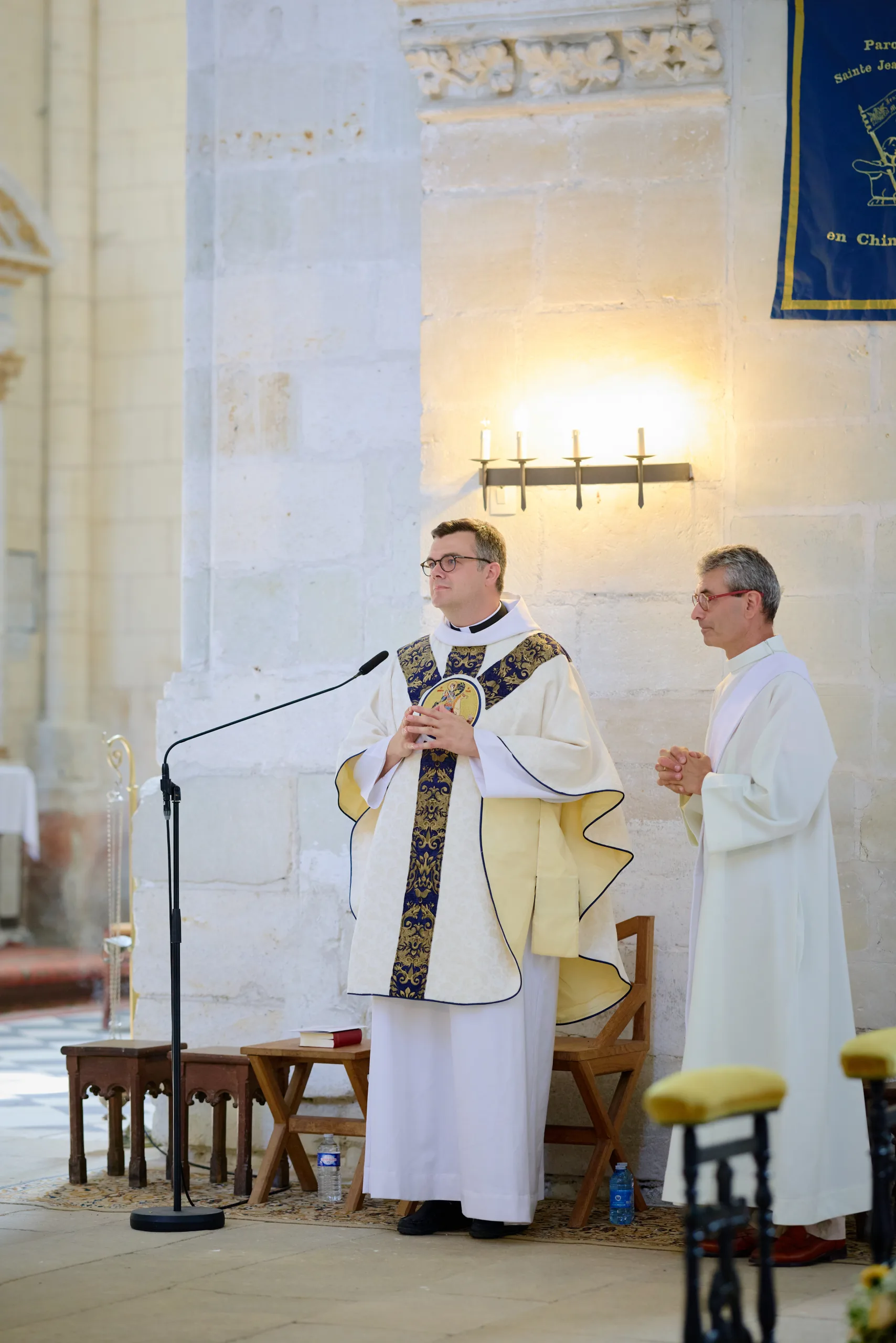 Prêtre célébrant la messe à l’autel
