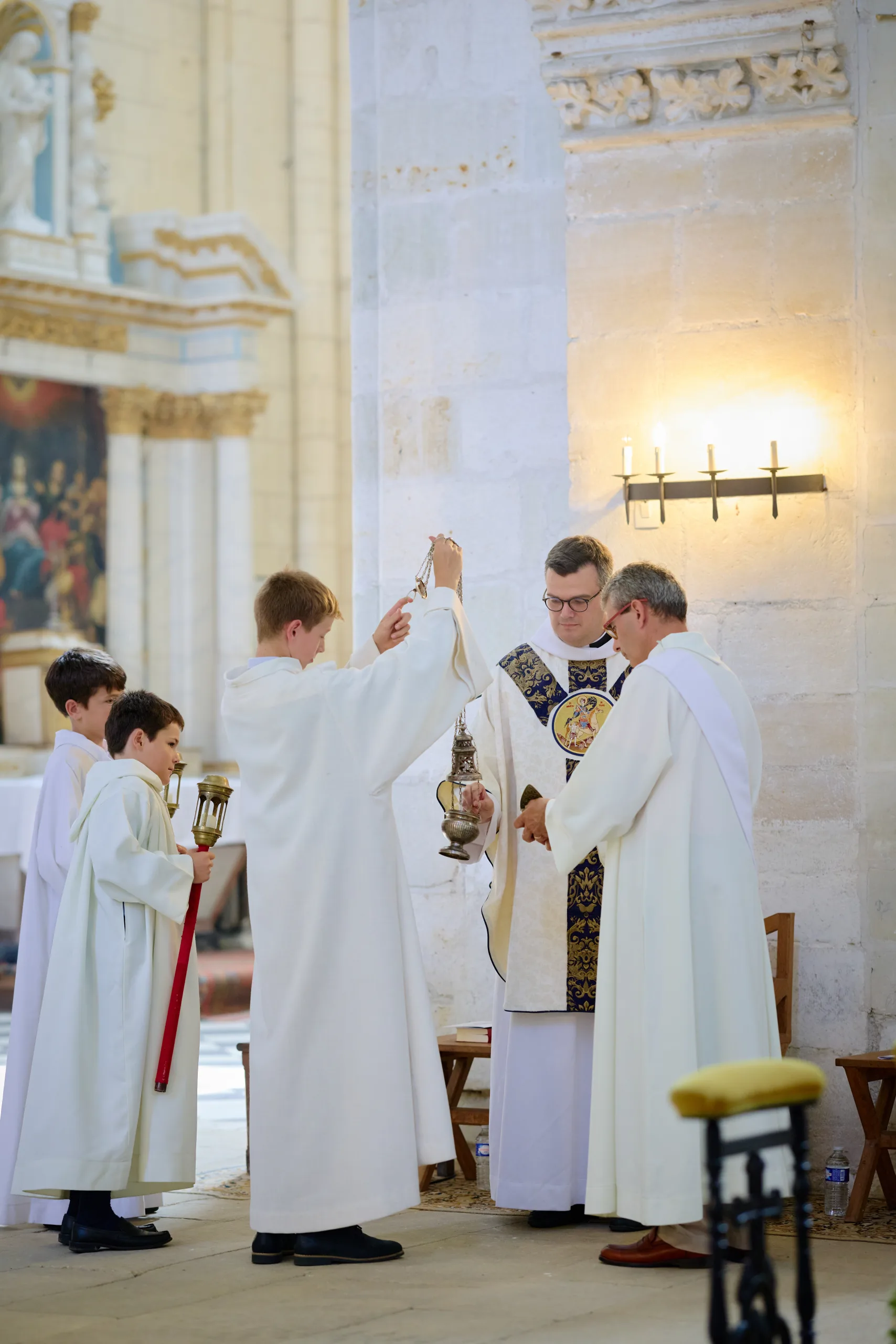 Prêtres réunis près de l’autel