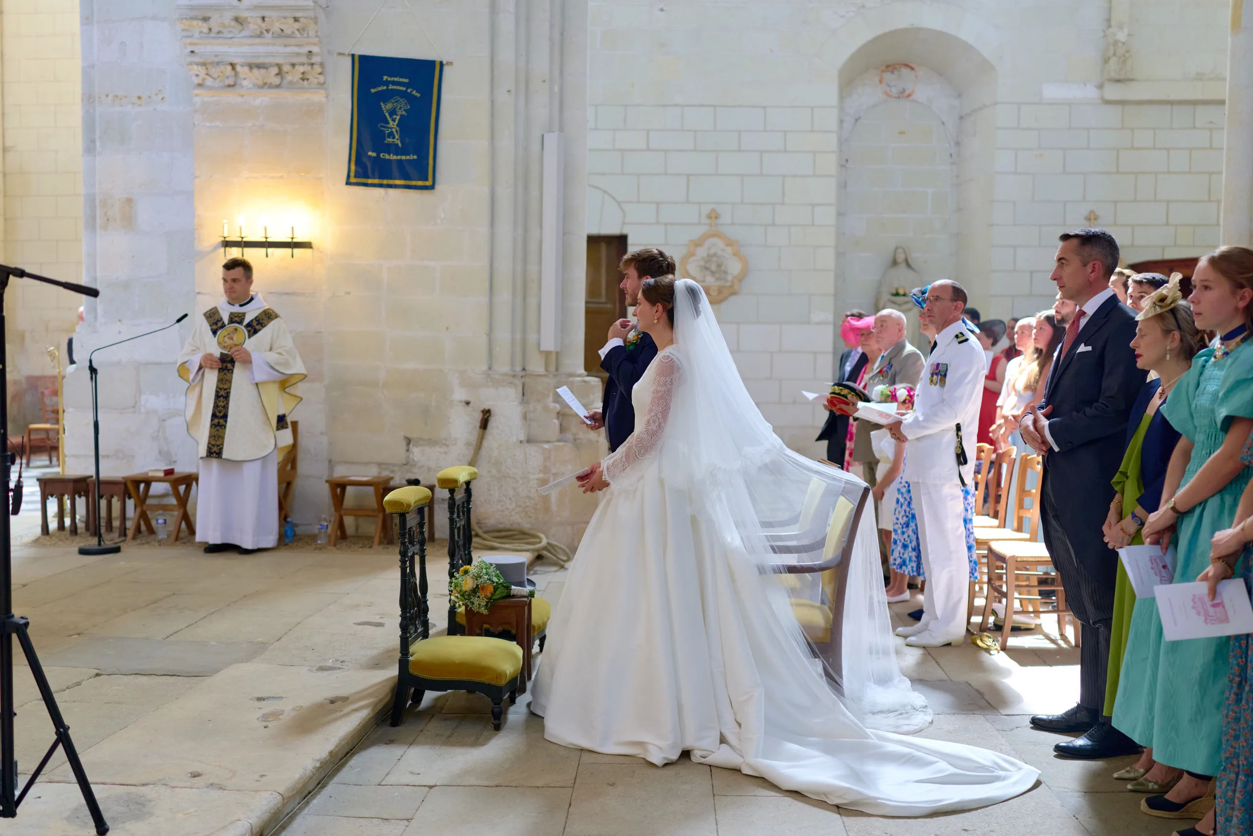 Femme en robe blanche avançant vers l’autel