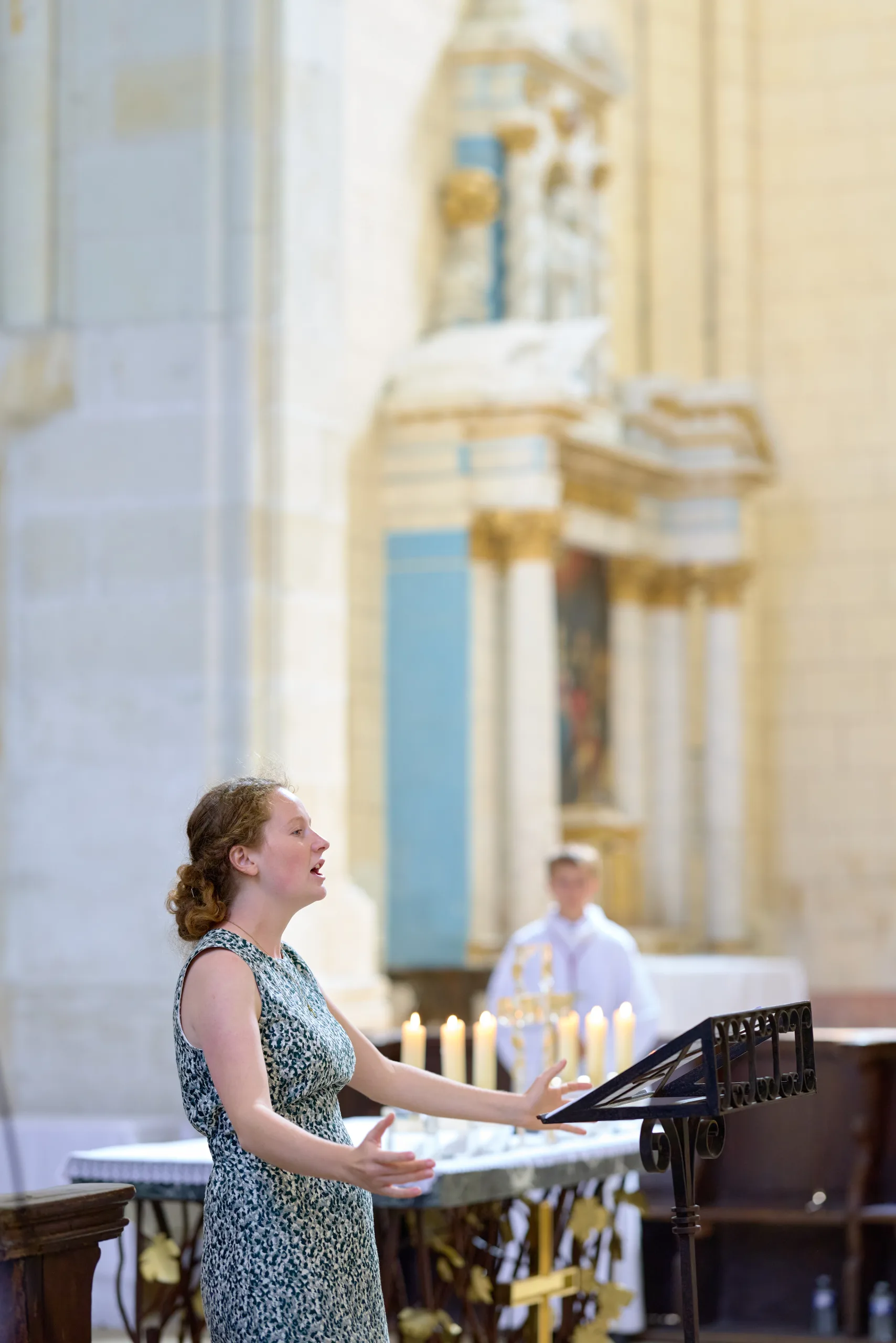 Femme lisant au pupitre, accompagnée au piano