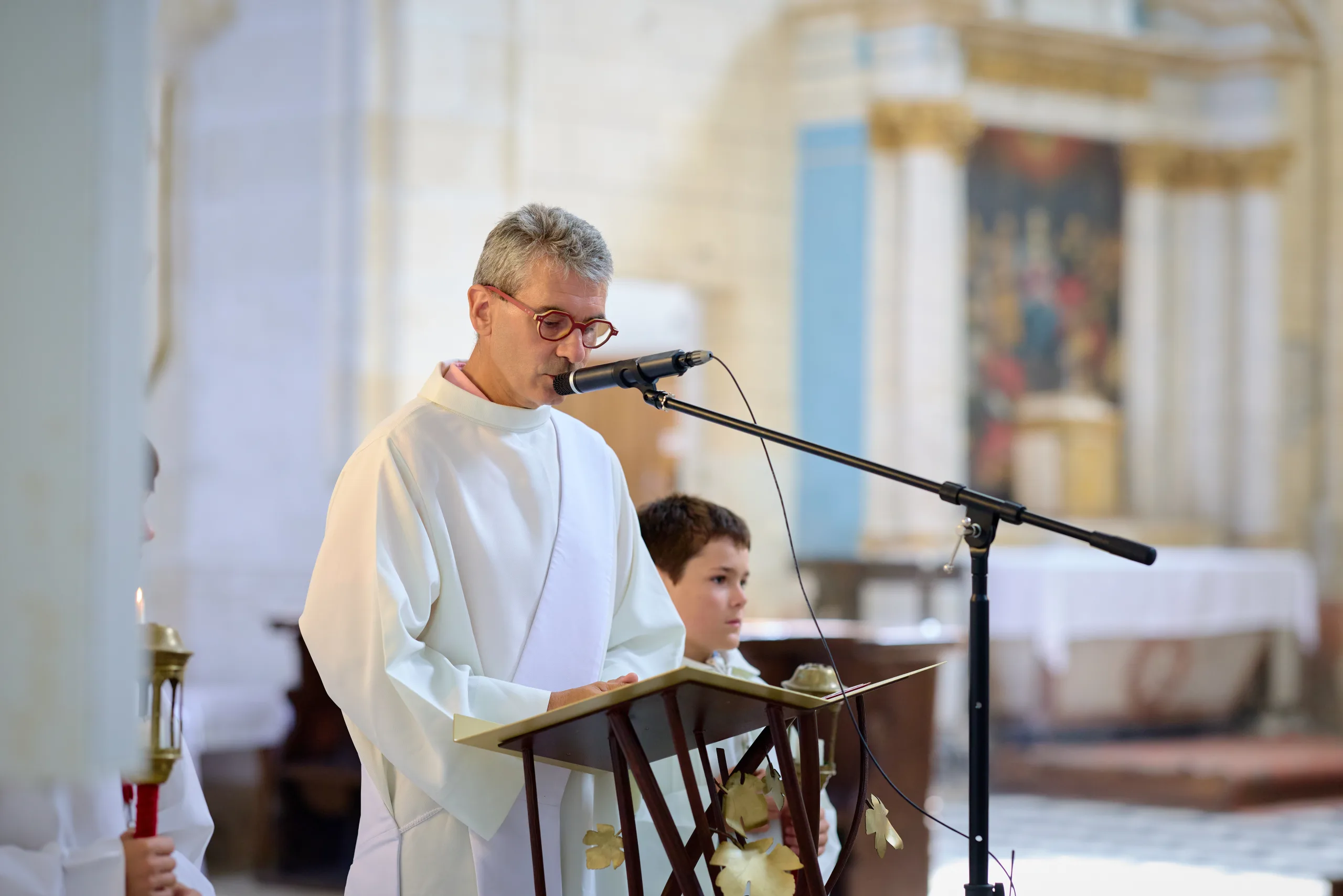 Prêtre lisant au pupitre