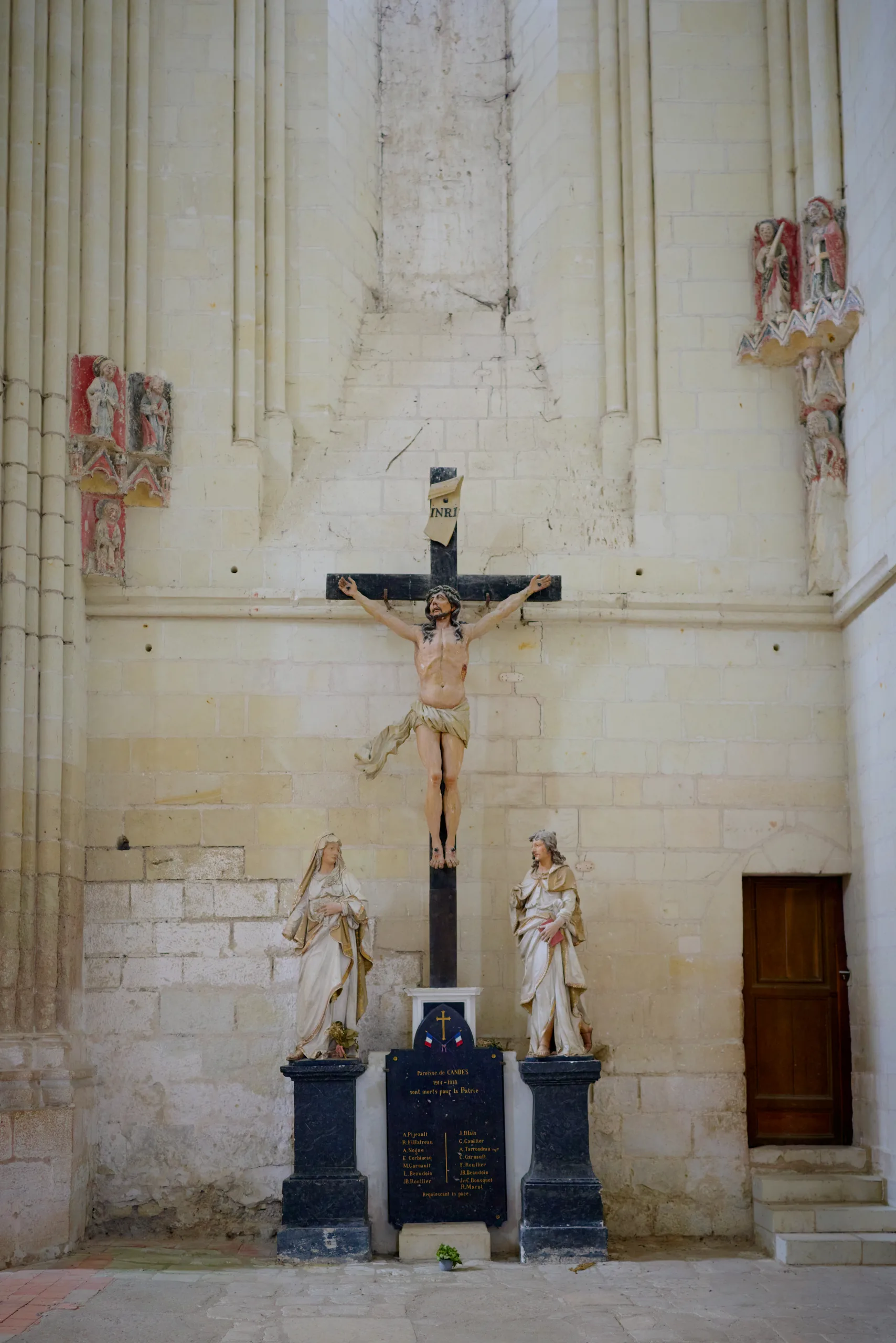 Croix suspendue au mur de l’église