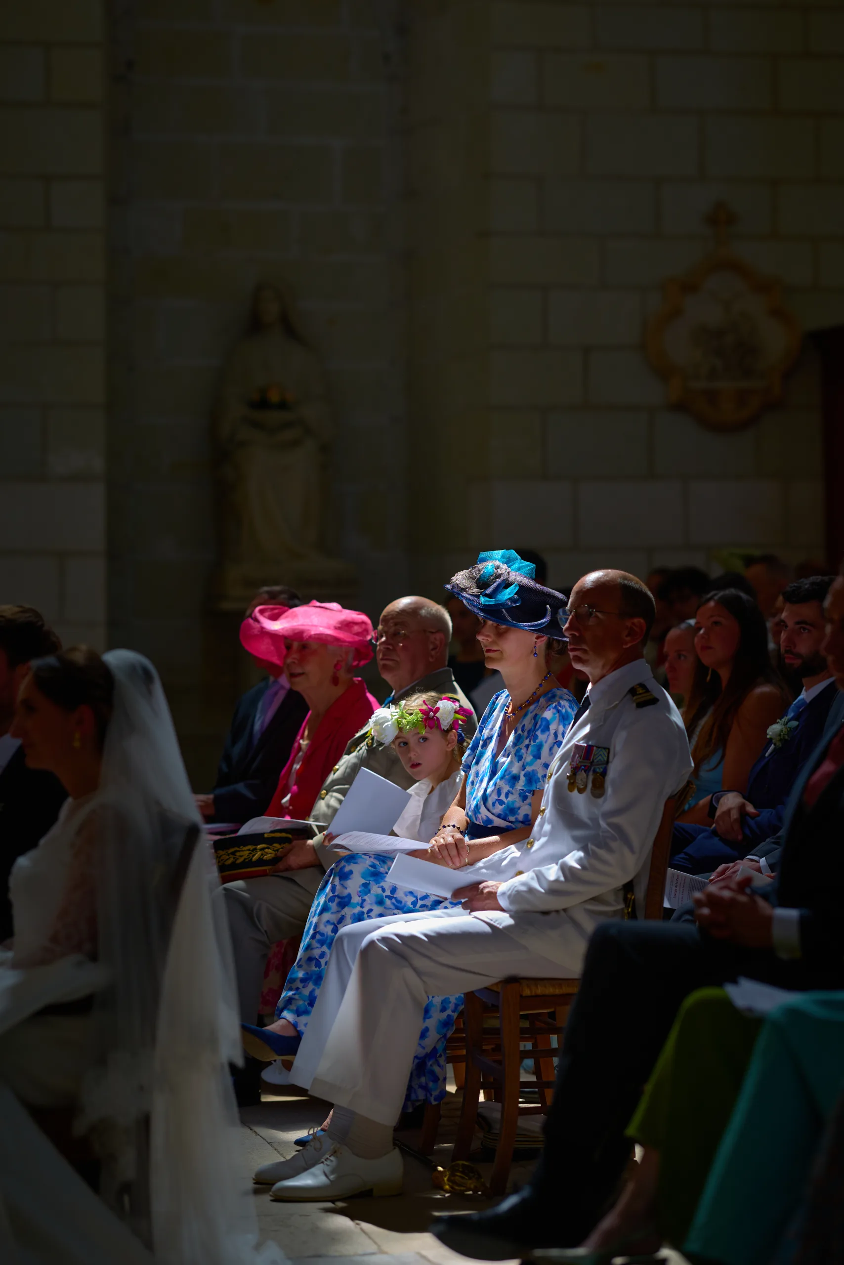 Invités assis dans une partie sombre de l’église