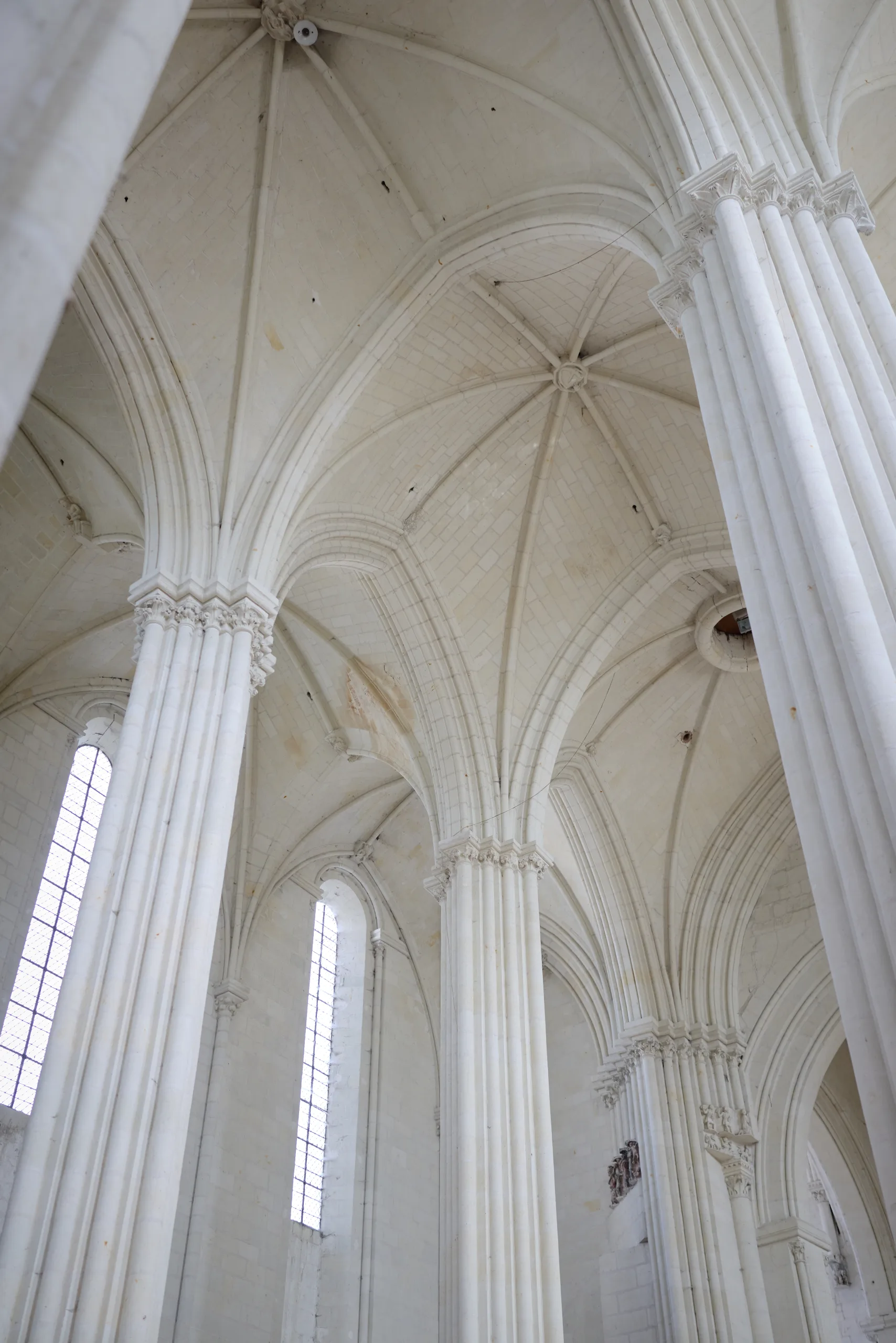 Voûte en pierre éclairée par les fenêtres