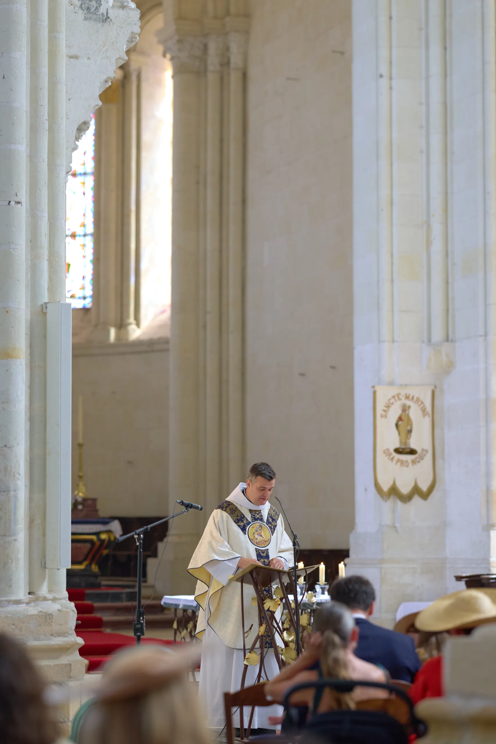 Prêtre célébrant la messe à l’autel