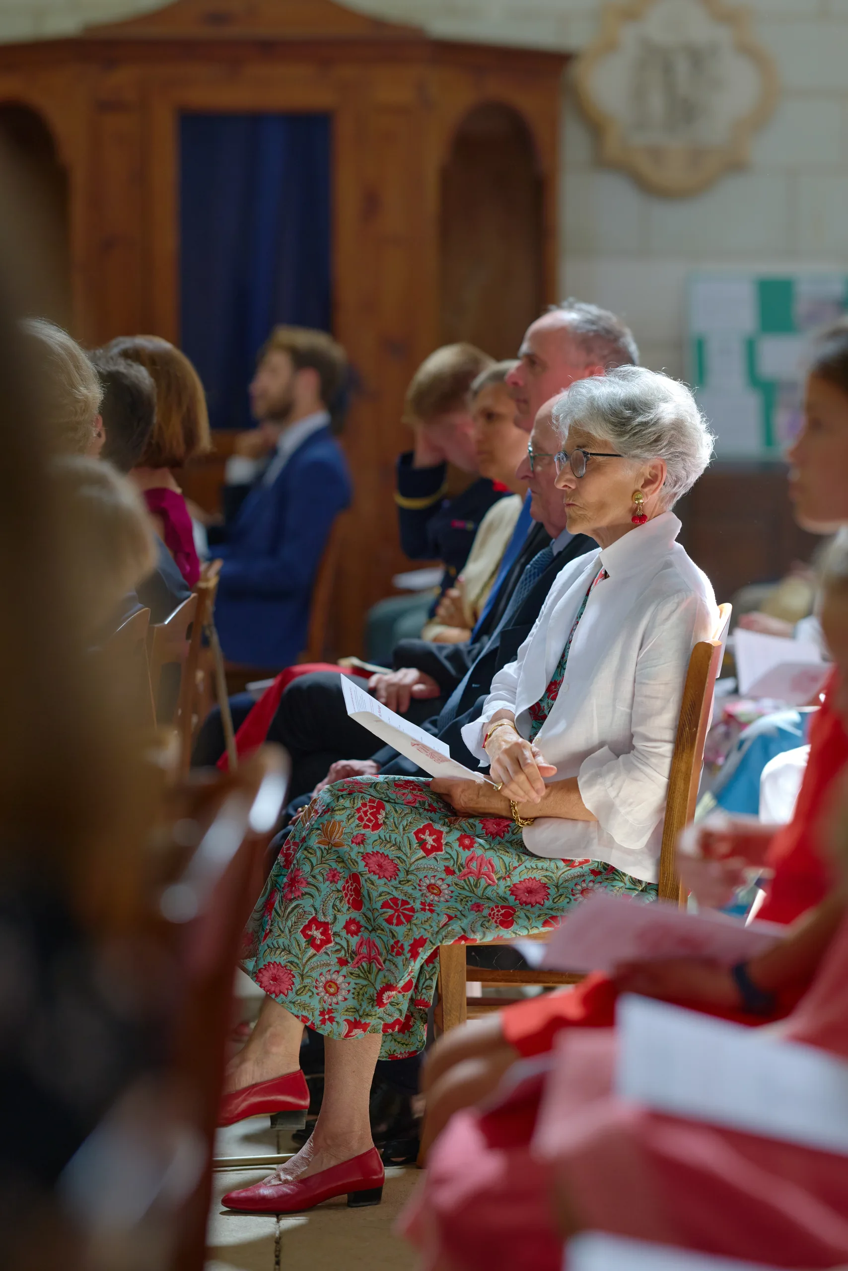 Invités assis dans l’église
