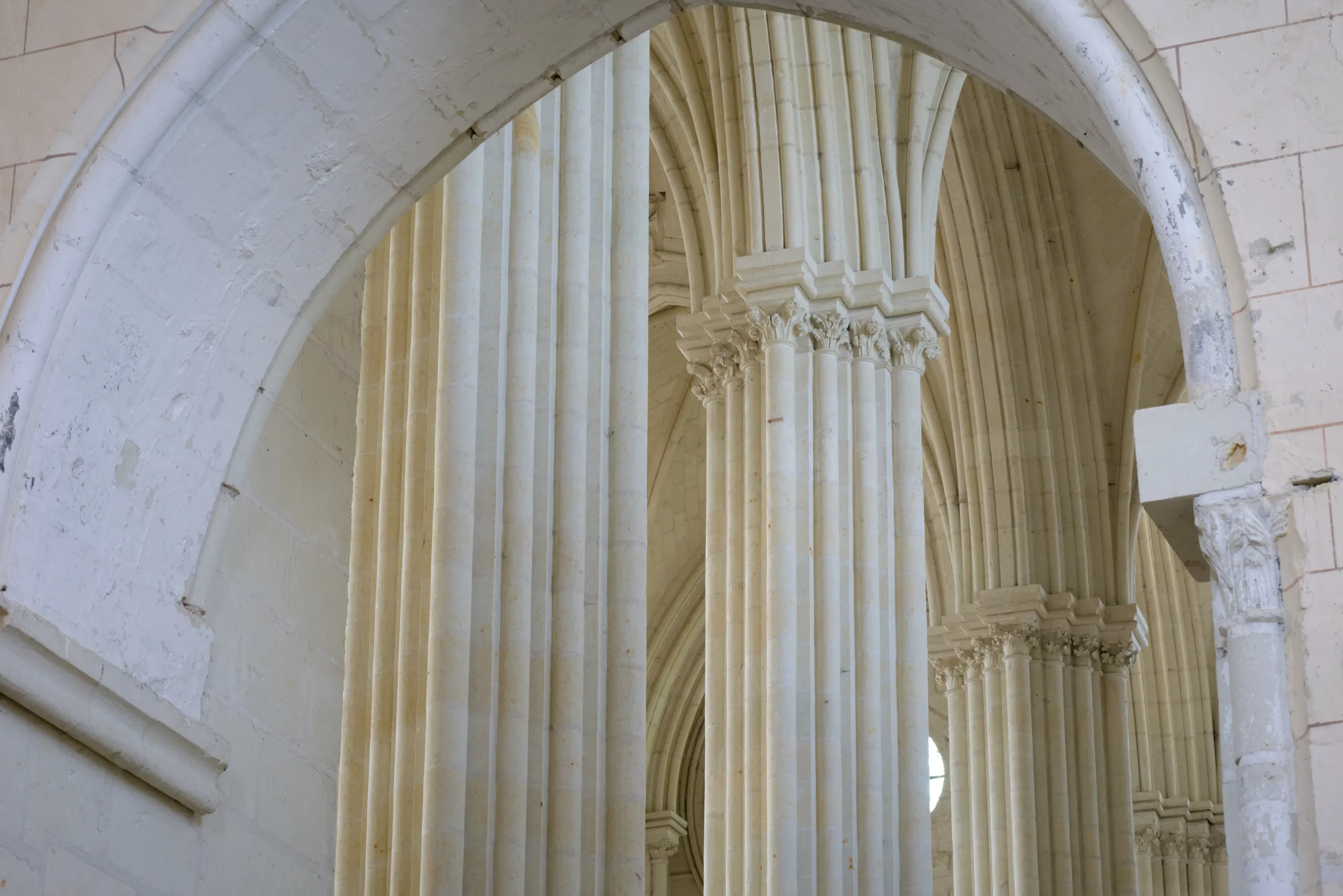 Détail d’une arche en pierre de l’église