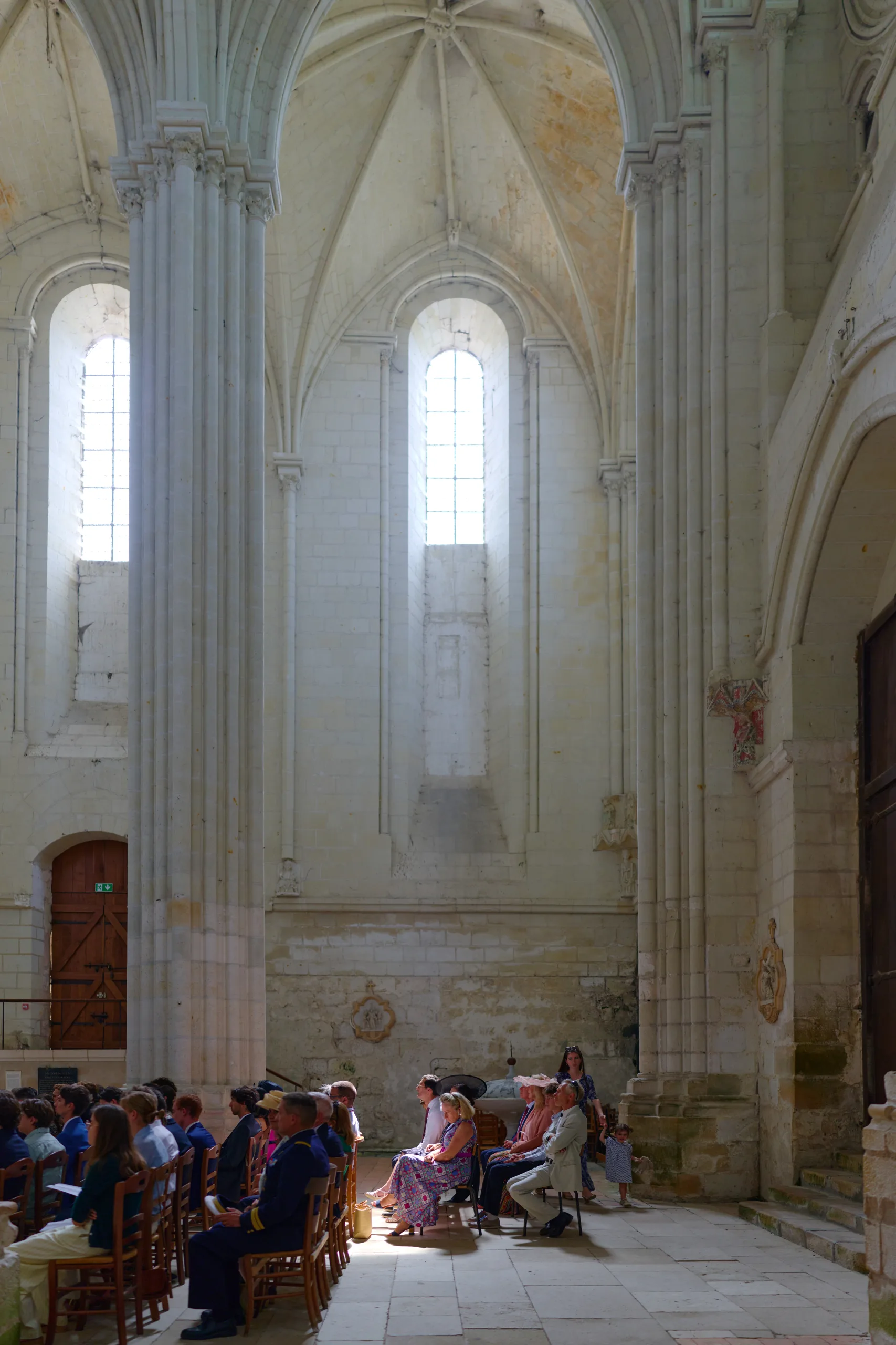 Nef de l’église et vitraux