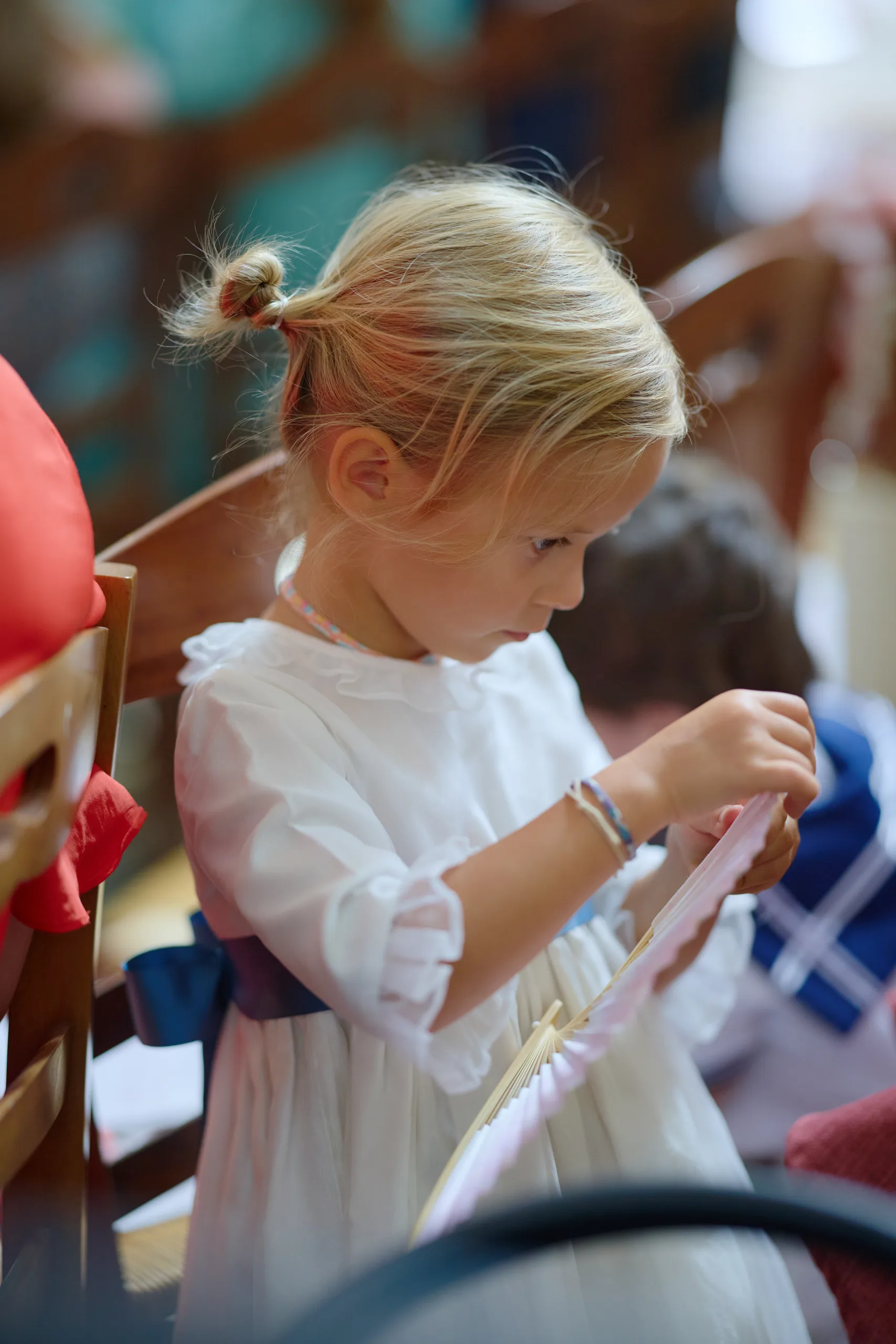 Enfant ajustant un vêtement blanc