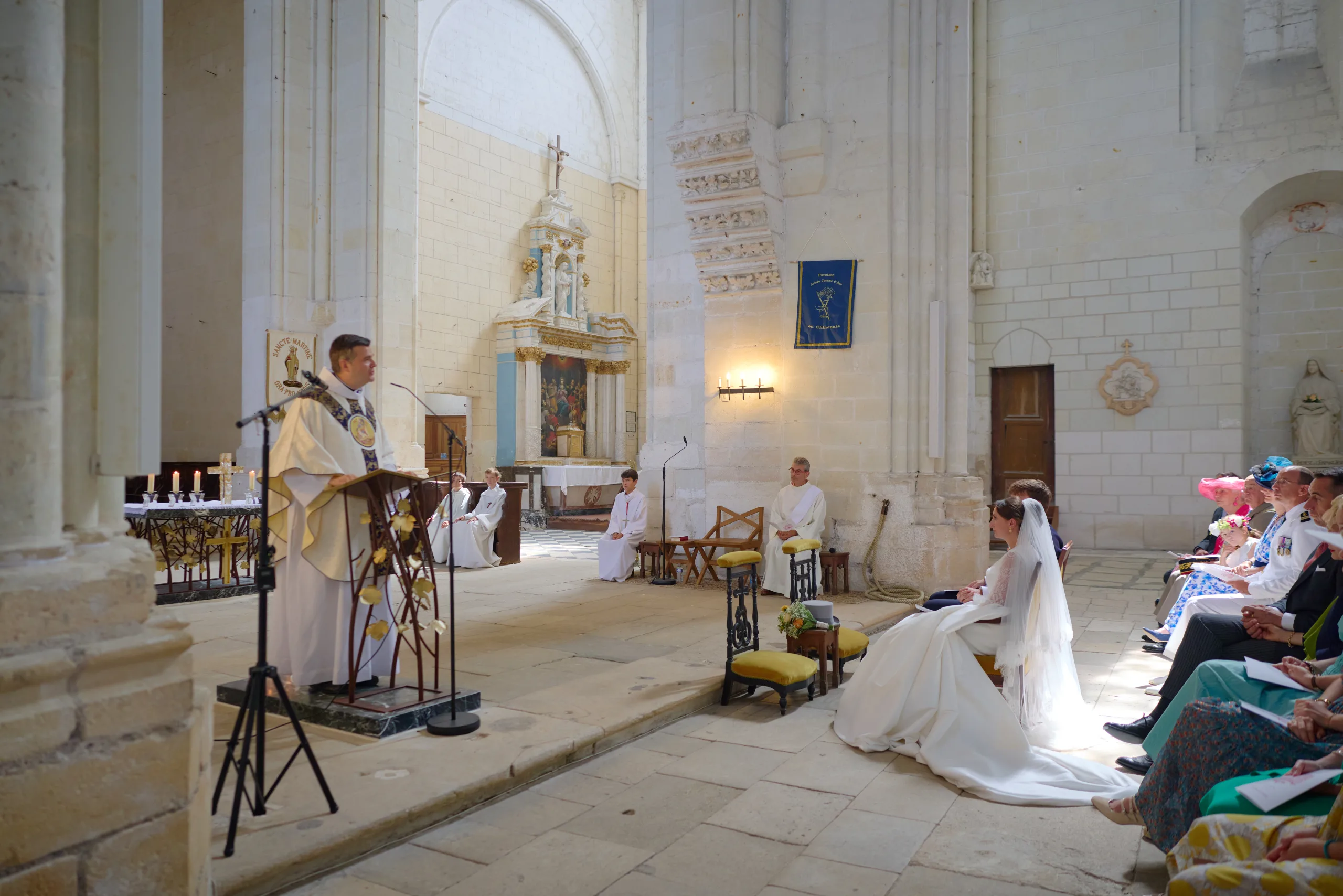 Femme en robe blanche agenouillée devant l’autel