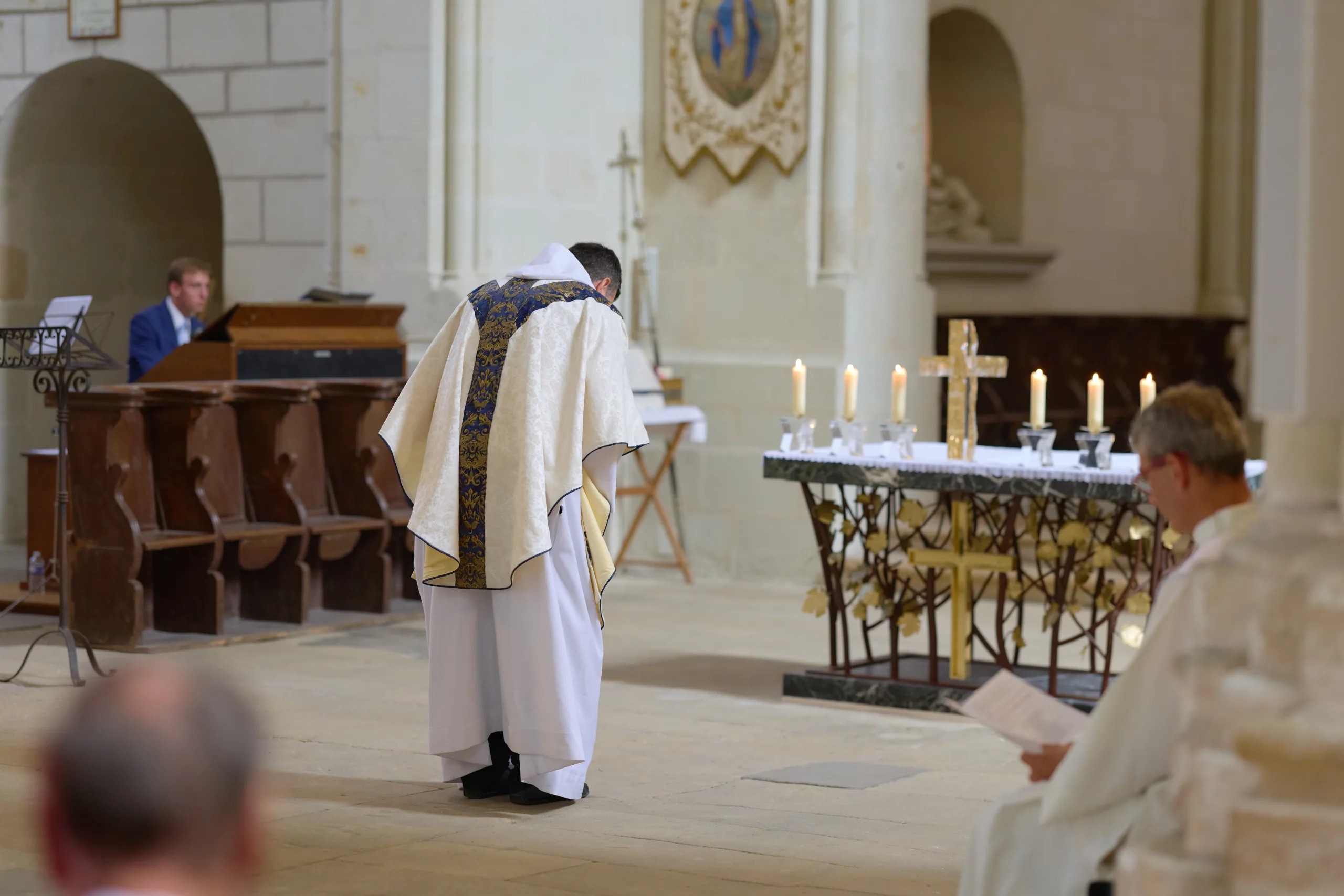 Prêtre penché au-dessus de l’autel