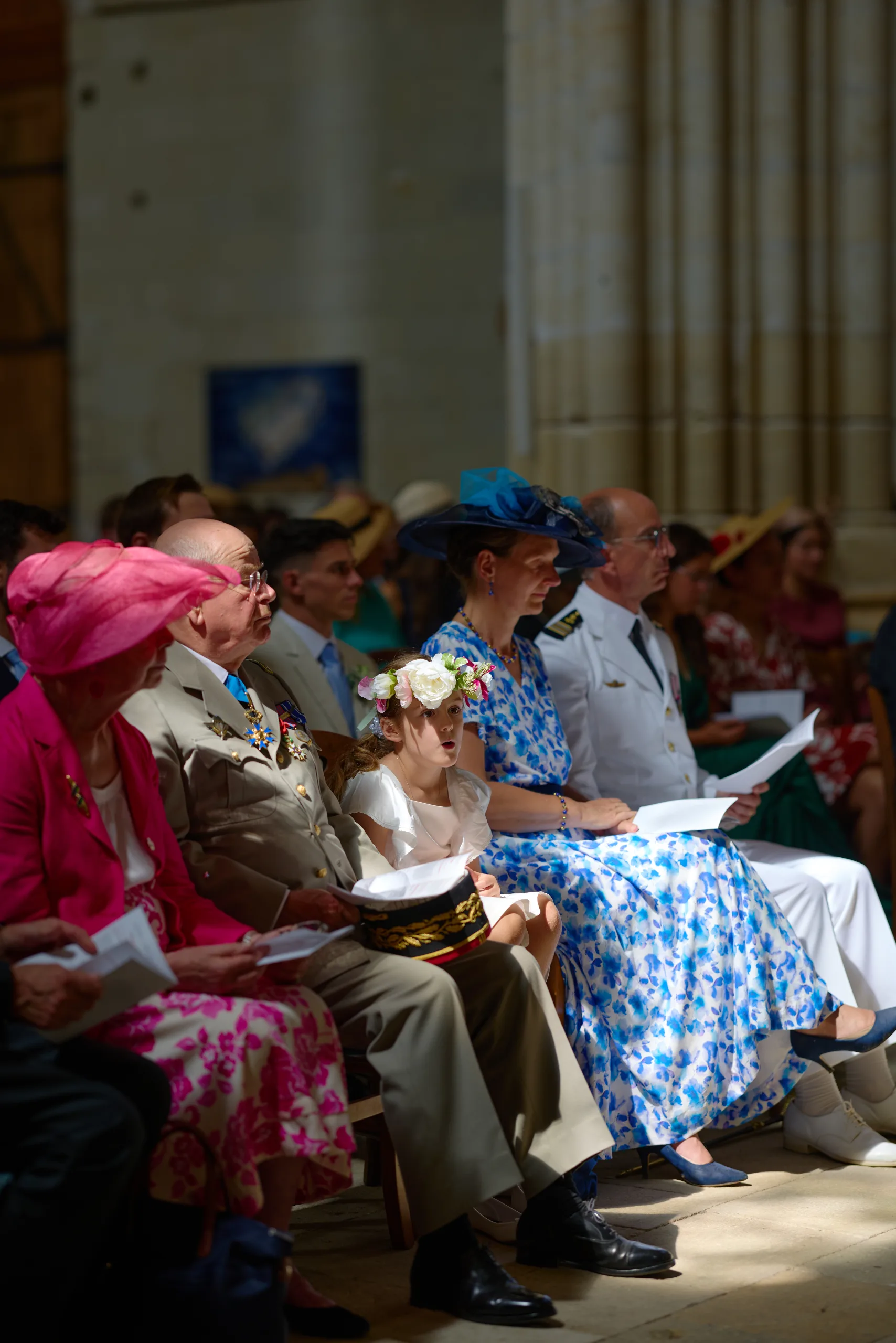 Invitées assises dans l’église