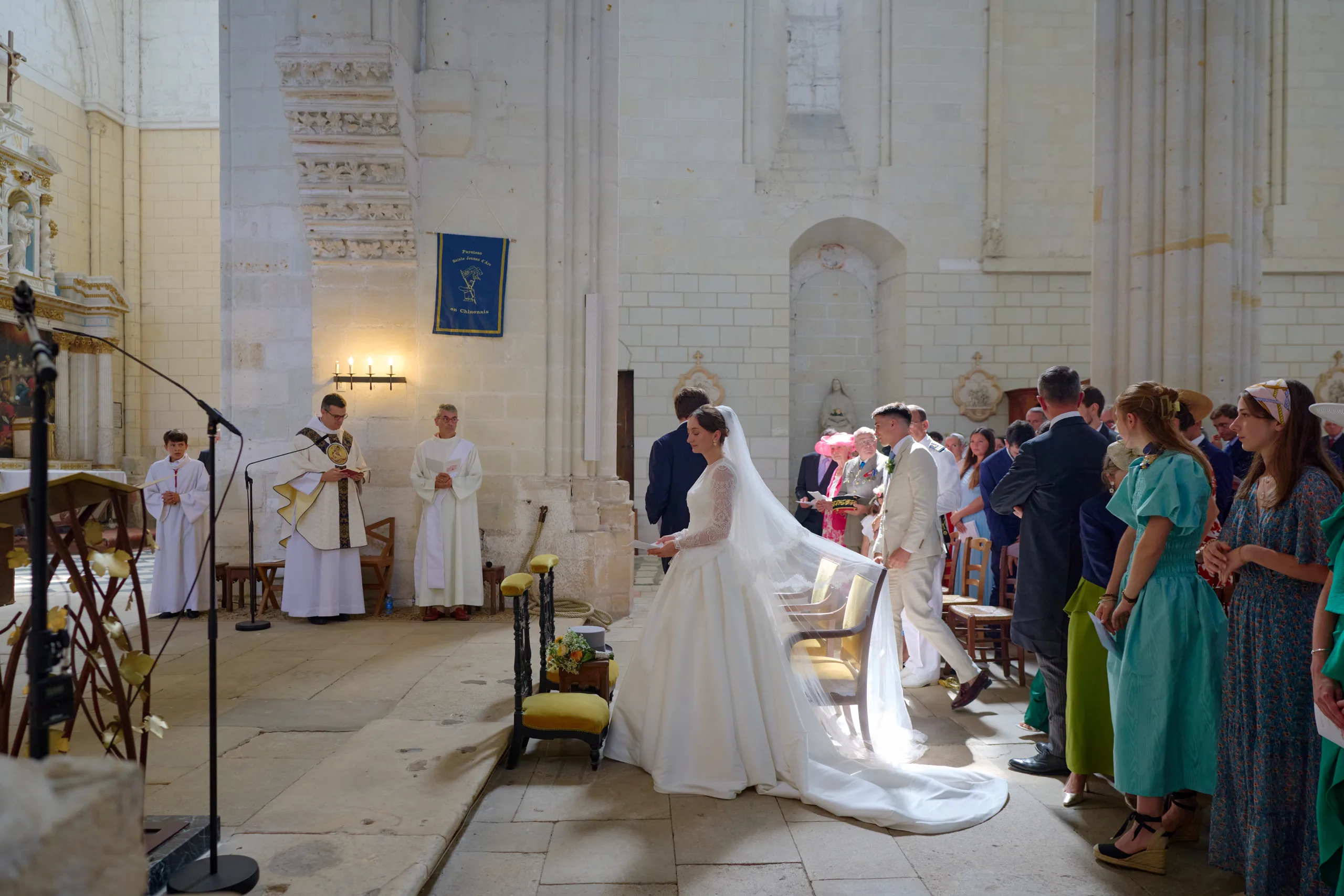 Cérémonie dans l’église, vue depuis le fond de la nef
