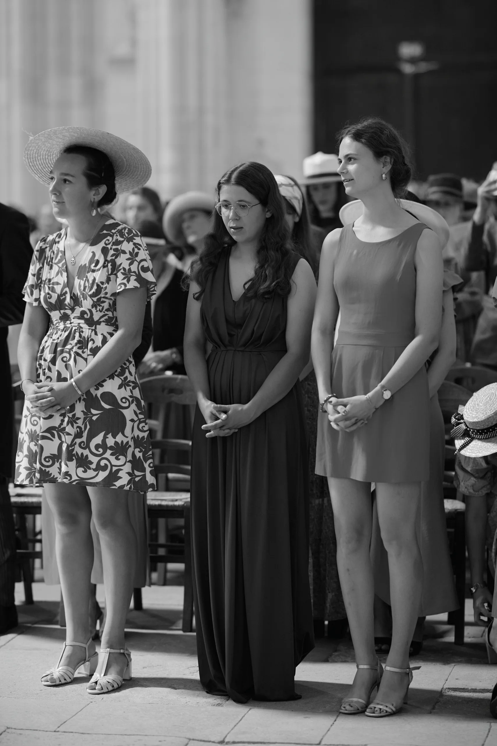 Groupe de femmes debout dans l’église, en noir et blanc