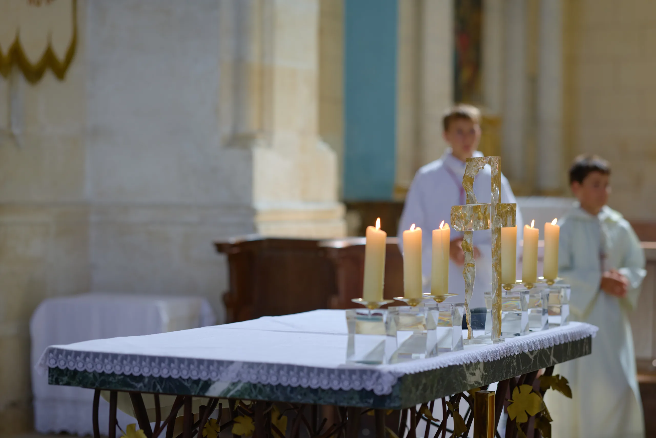 Bougies allumées sur l’autel