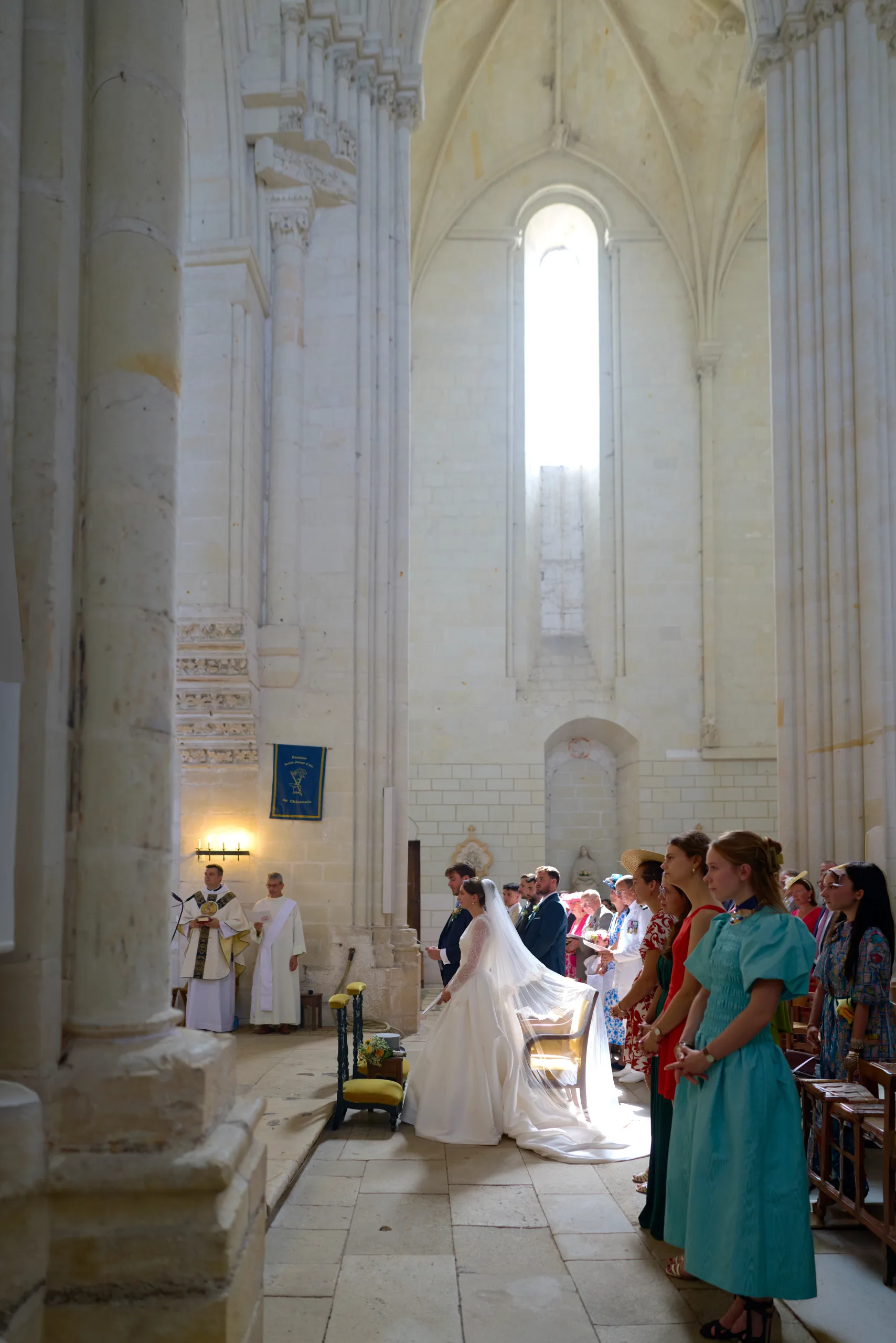 Invités entrant dans l’église