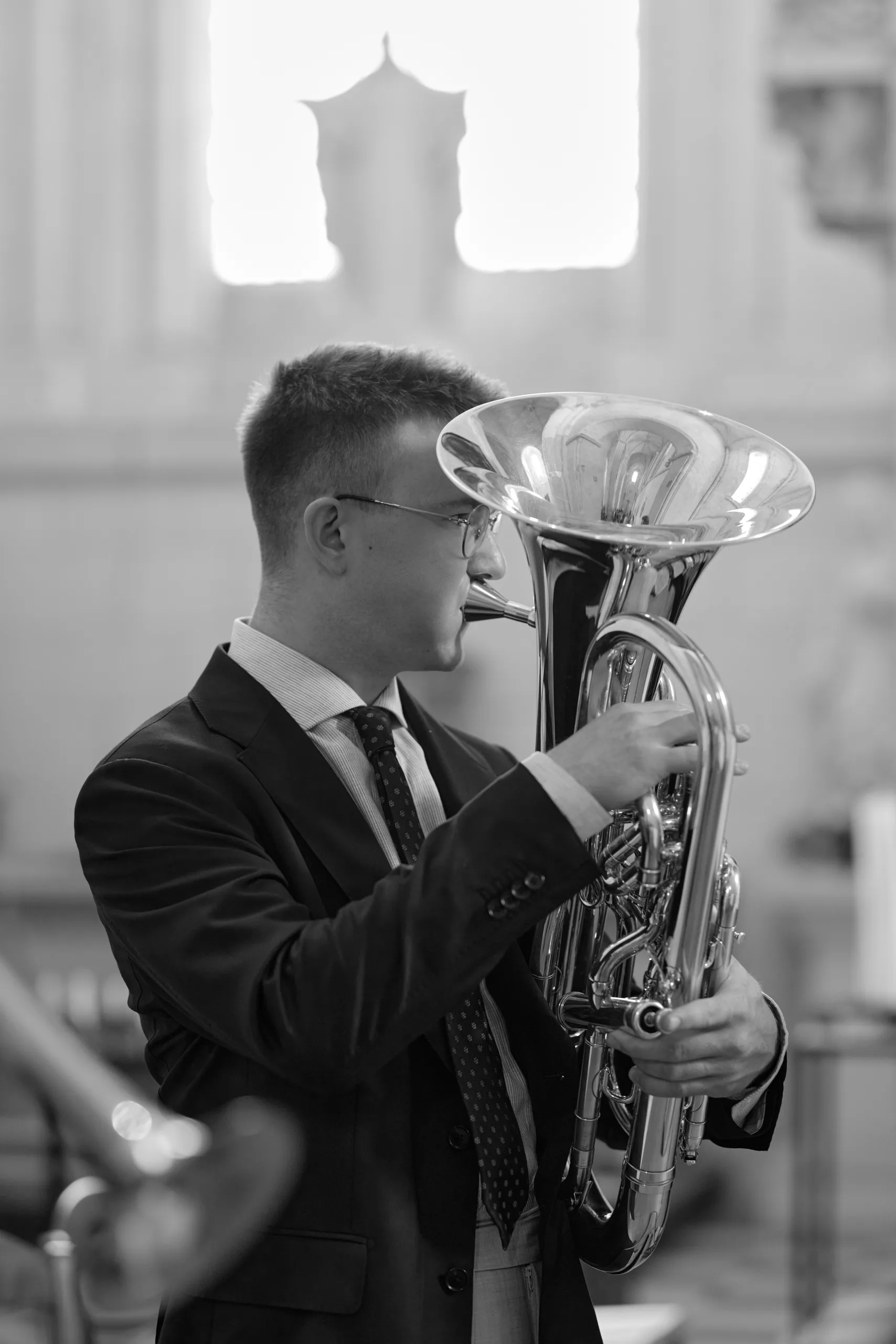 Musicien jouant du tuba, en noir et blanc