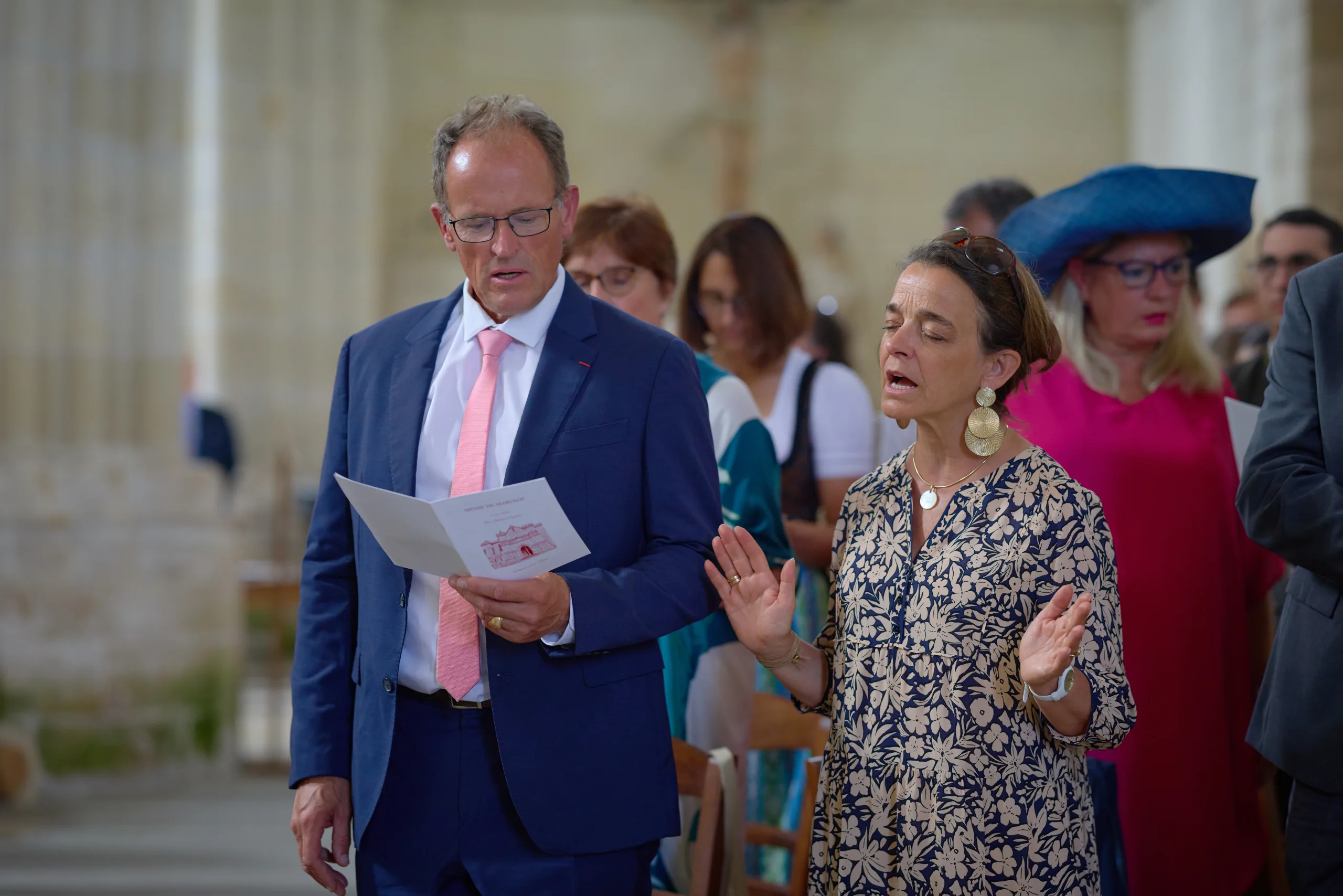 Invités tenant un livret pendant la cérémonie