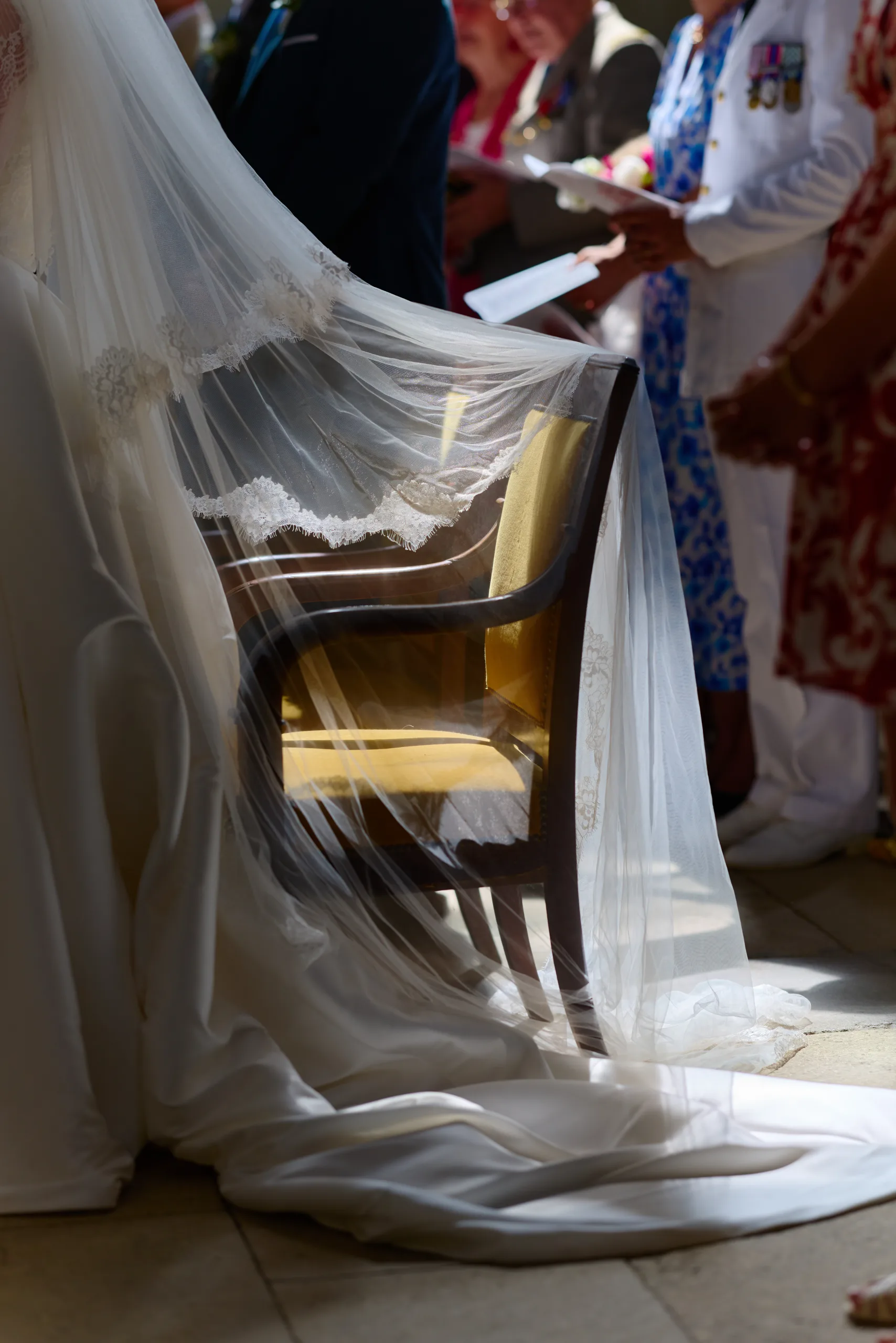 Voile blanc posé sur une chaise