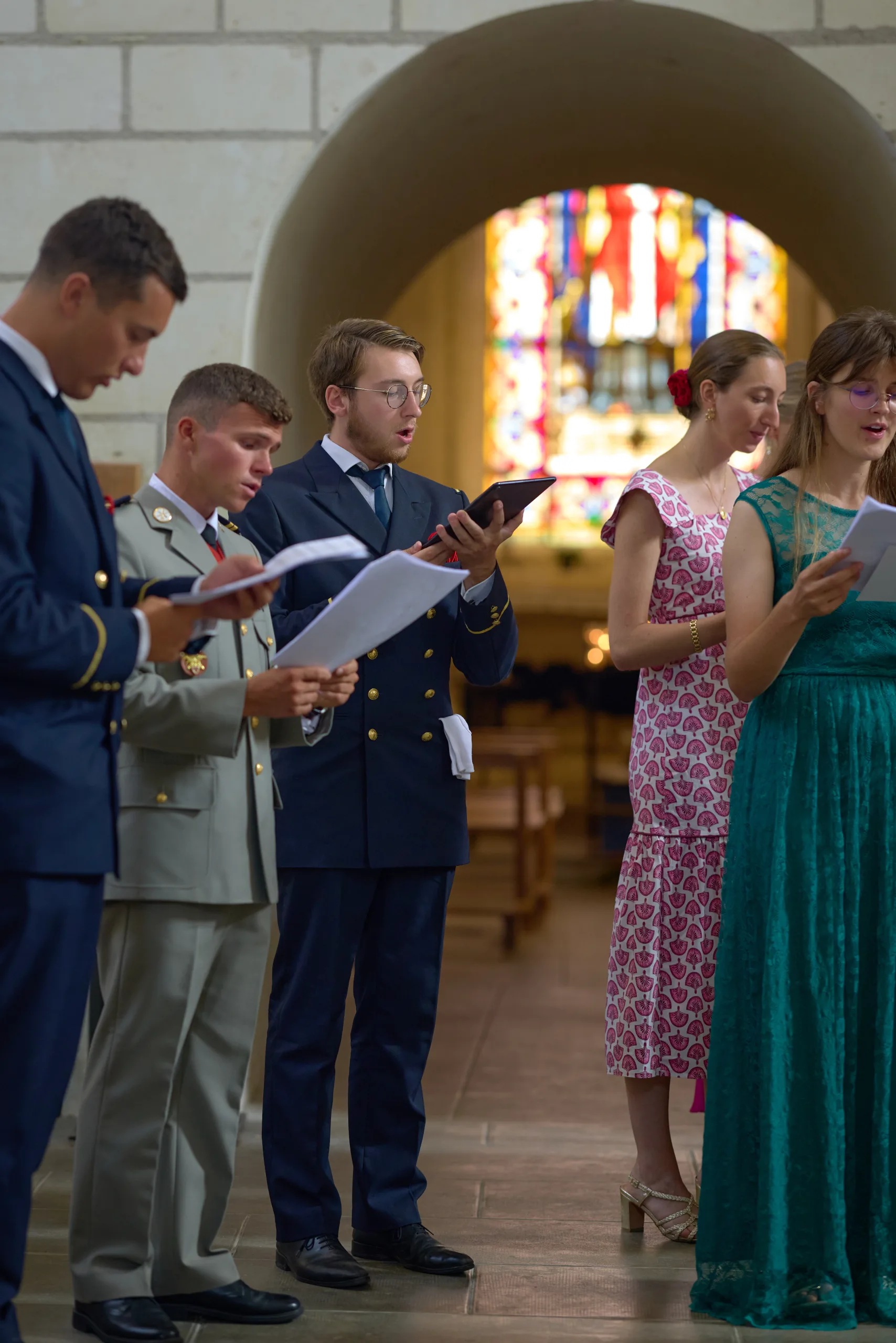 Chorale tenant des livrets dans l’église
