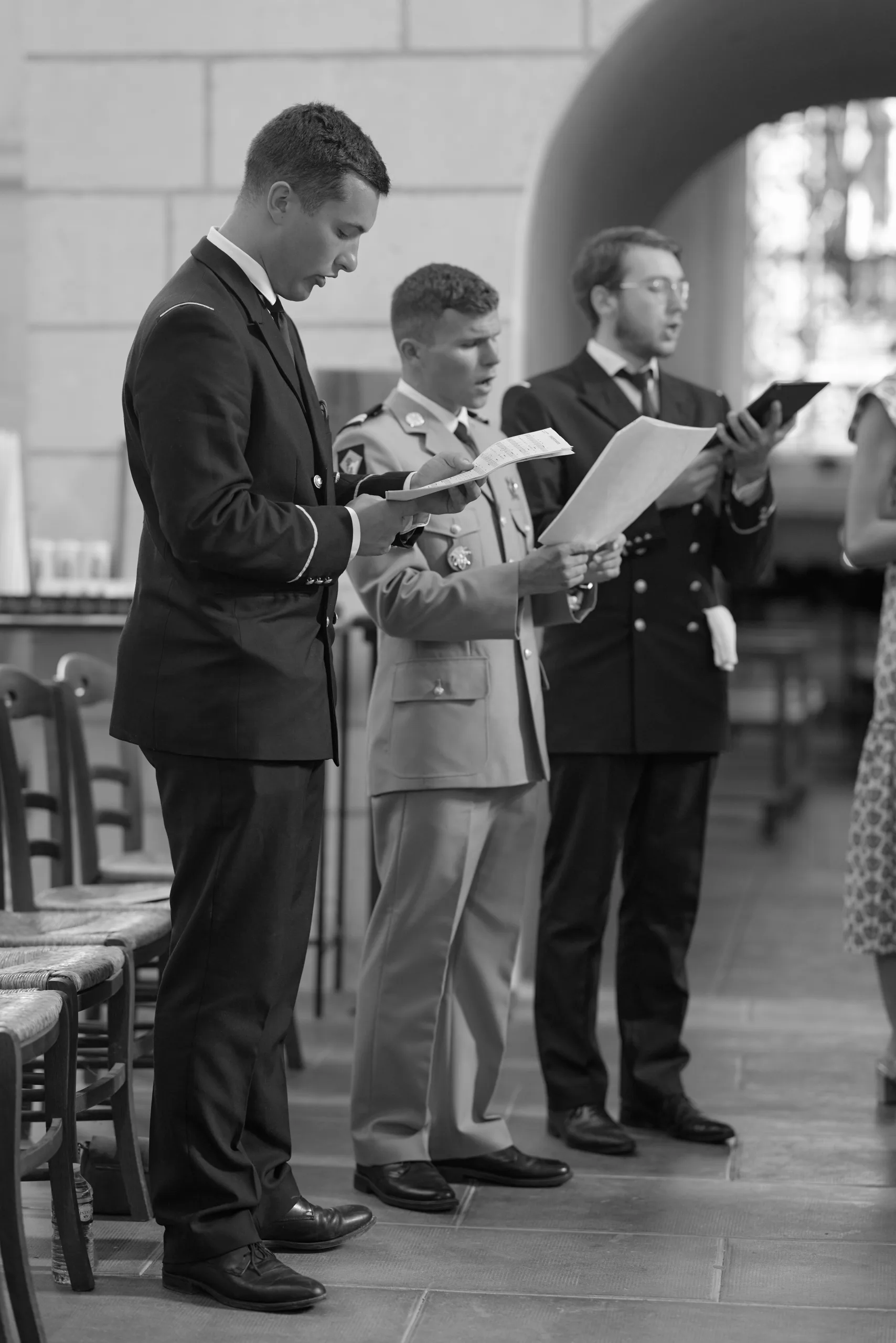 Musiciens jouant dans l’église, en noir et blanc