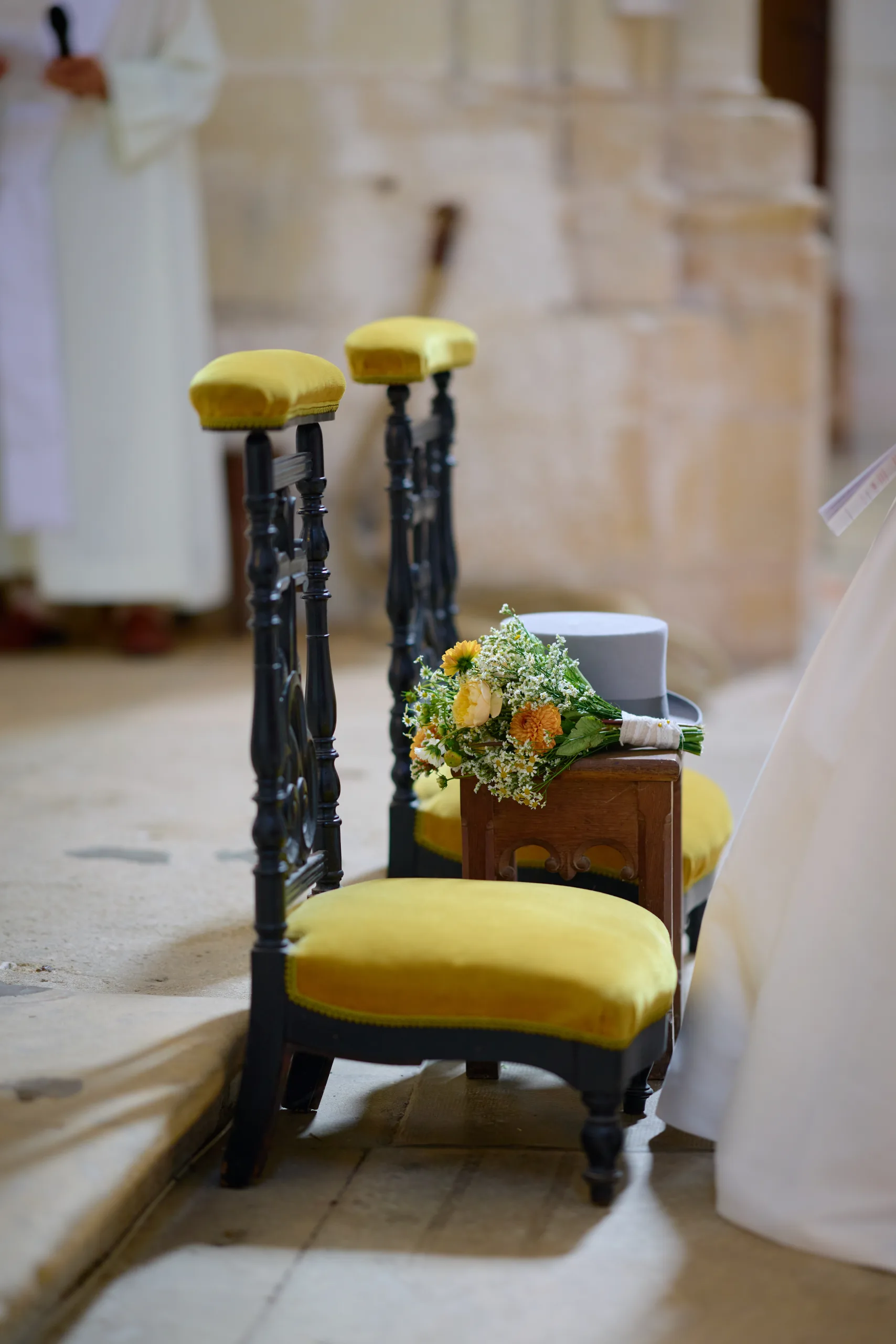 Chaises alignées dans l’église