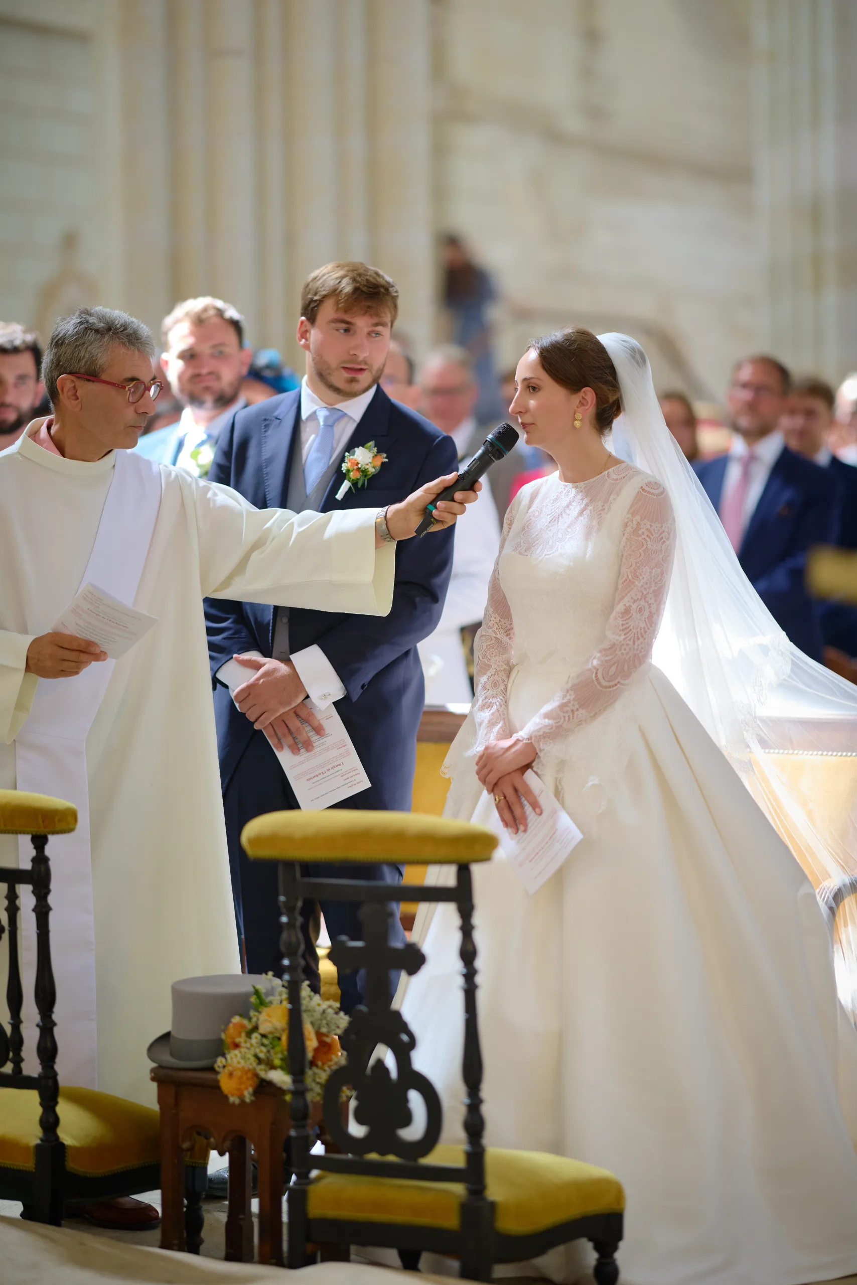 Prêtre face à une femme en robe blanche